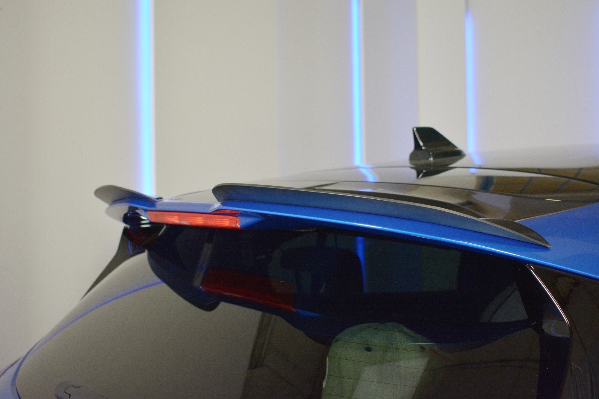 Maxton Design Spoiler CAP V.3 passend für Ford Focus Hatchback ST-Line Mk4 schwarz Hochglanz