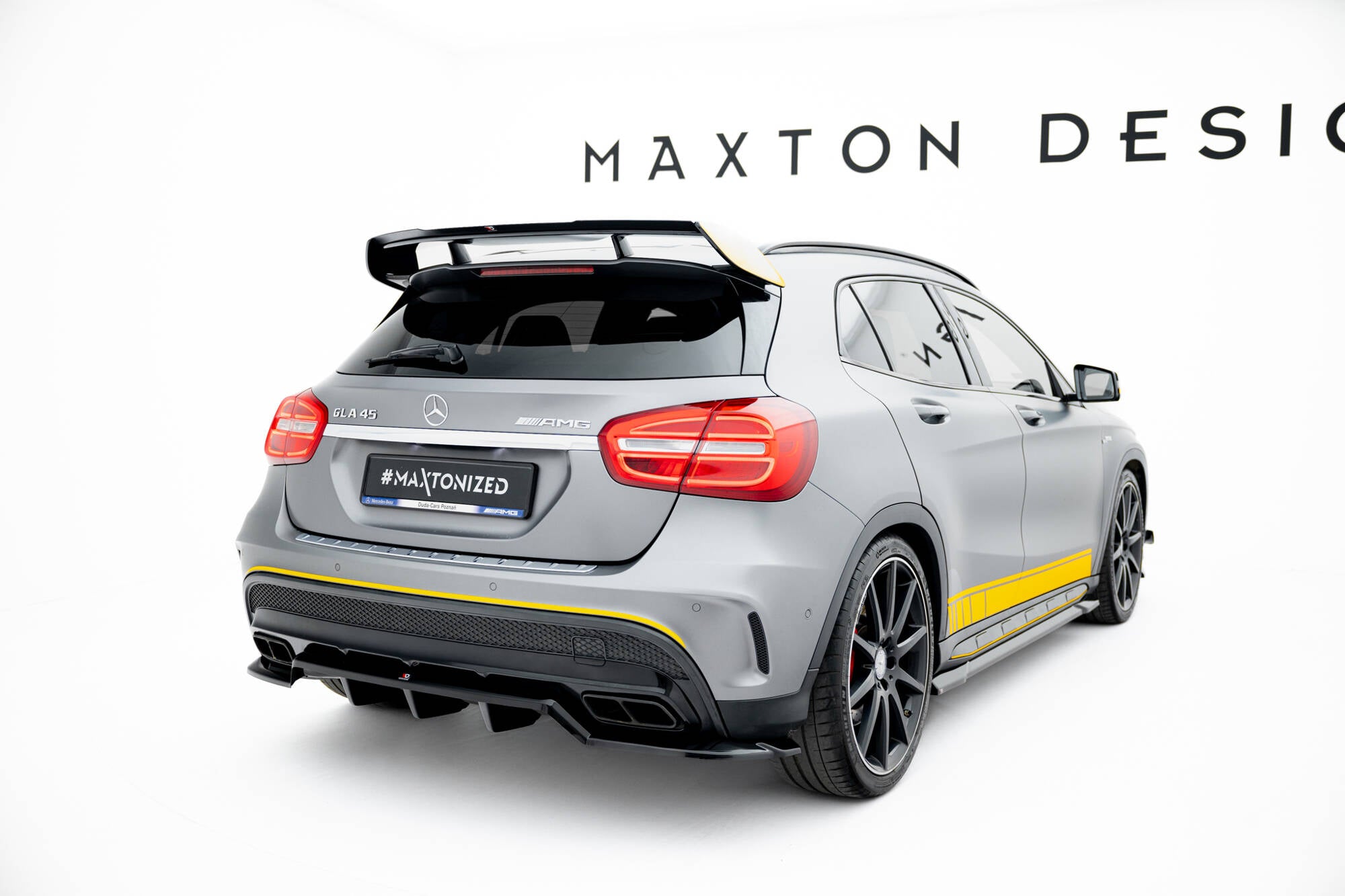 Maxton Design Street+ Mittlerer Diffusor RACE V.2 passend für Mercedes-Benz GLA 45 AMG X156 schwarz Hochglanz