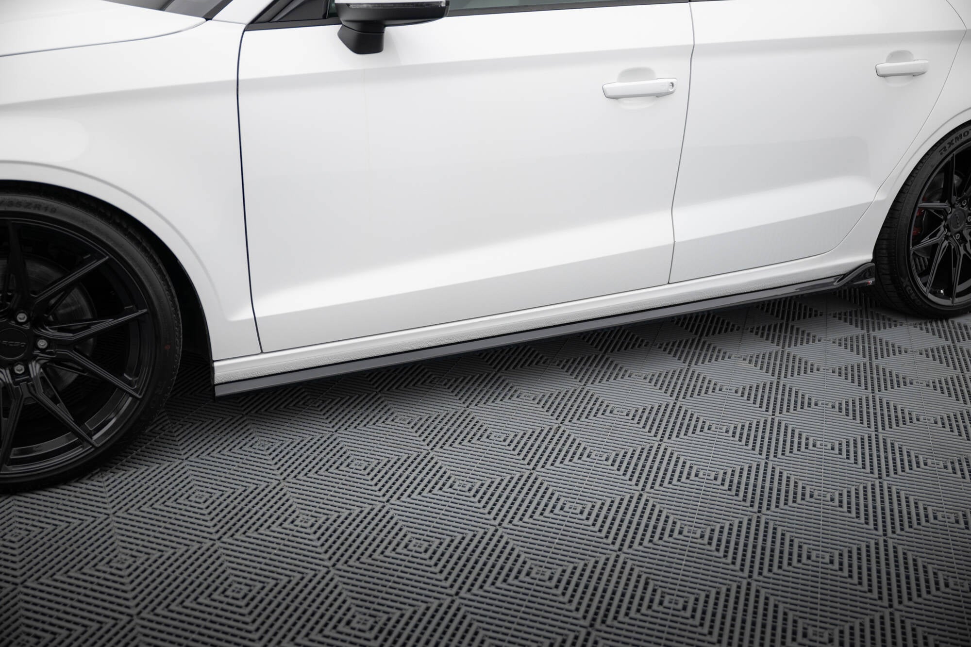 Maxton Design Street+ Seitenschweller Leisten passend für Audi A3 Limousine 8V schwarz Hochglanz