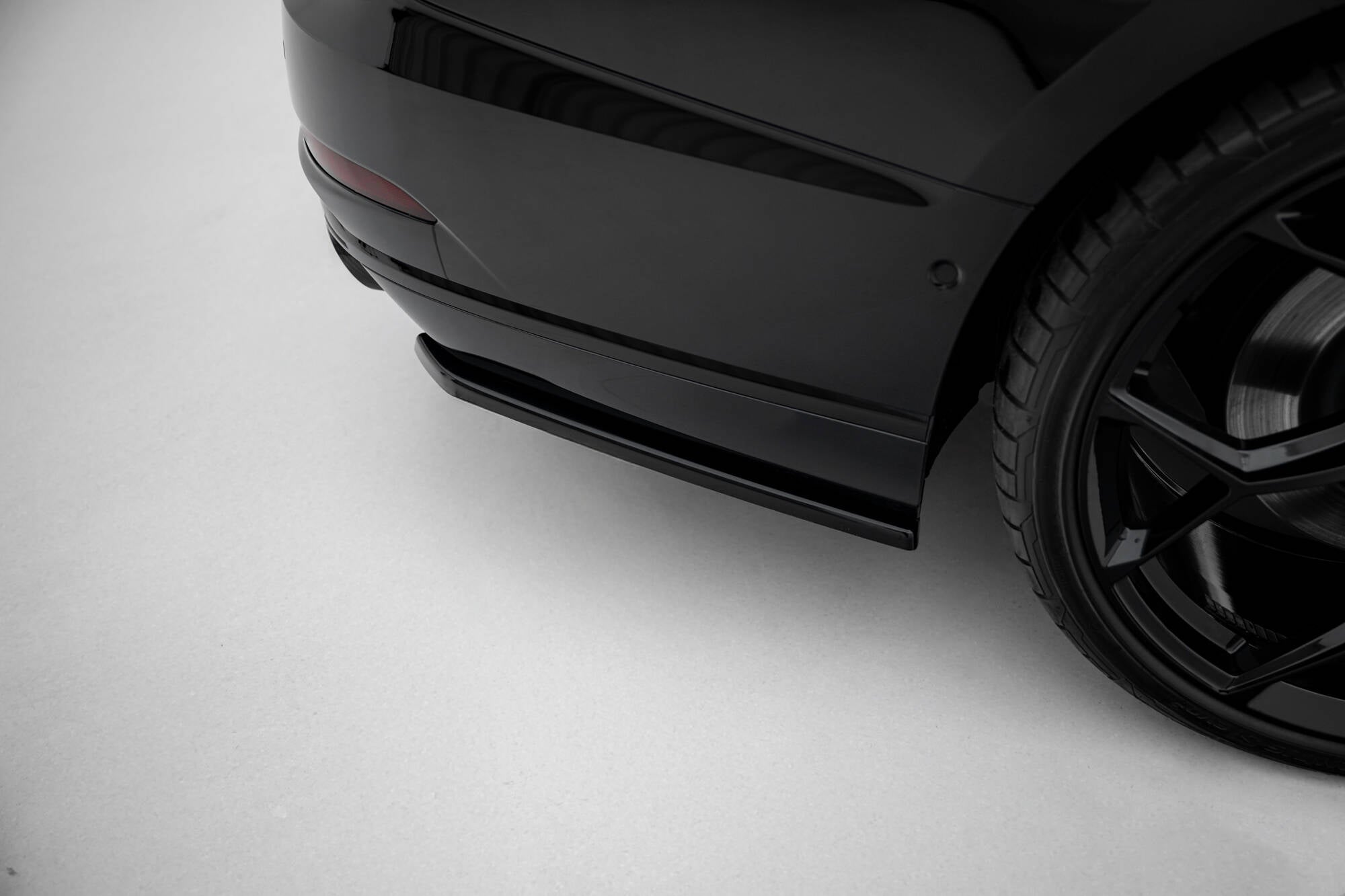 Maxton Design Heck Ansatz Flaps Diffusor passend für Audi S8 D5 schwarz Hochglanz