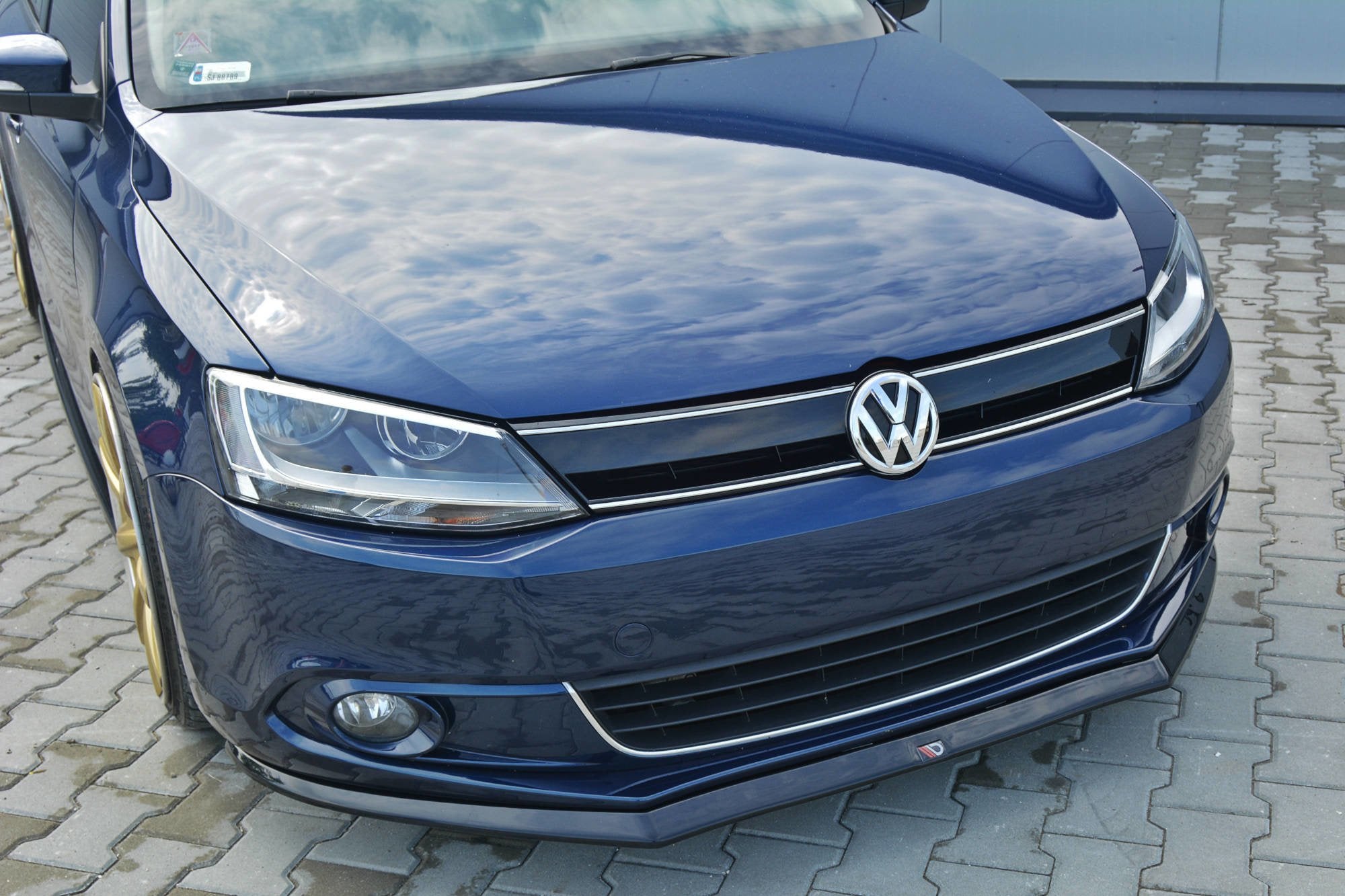 Maxton Design Street+ Spoilerlippe Front Ansatz V.2 passend für VOLKSWAGEN JETTA MK6 SEDAN vor Facelift schwarz Hochglanz