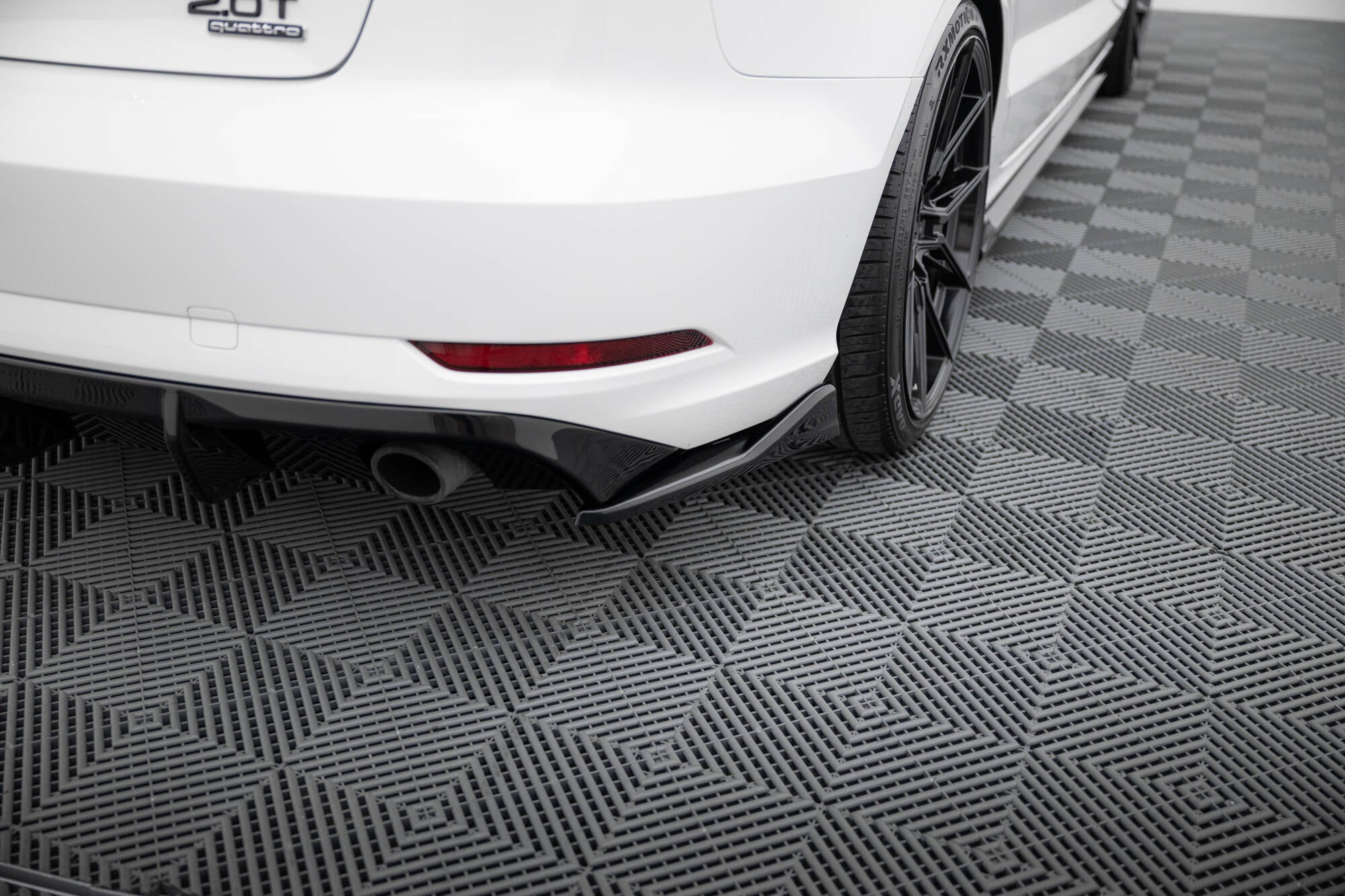 Maxton Design Heck Ansatz Flaps Diffusor V.2 passend für Audi A3 Limousine 8V Facelift schwarz Hochglanz