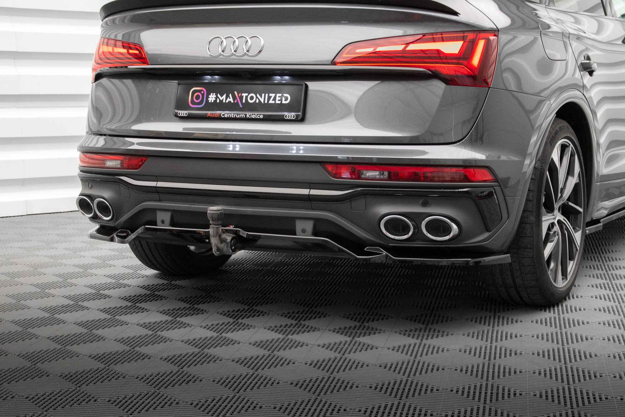 Maxton Design Street+ Mittlerer Diffusor RACE passend für Audi SQ5 / Q5 S-Line Sportback Mk2 Facelift schwarz Hochglanz