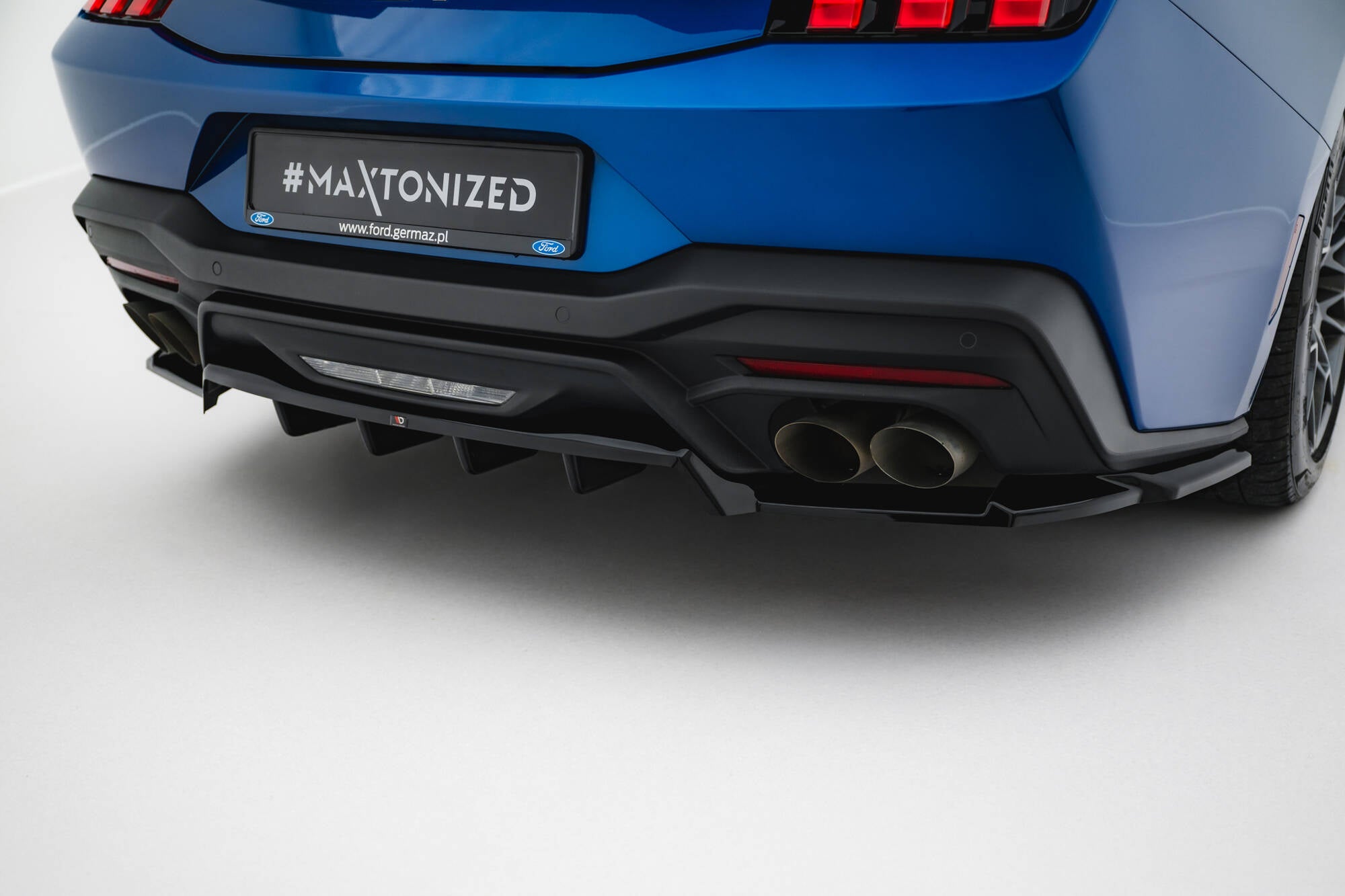 Maxton Design Street+ Mittlerer Diffusor RACE passend für Ford Mustang GT Mk7 schwarz Hochglanz