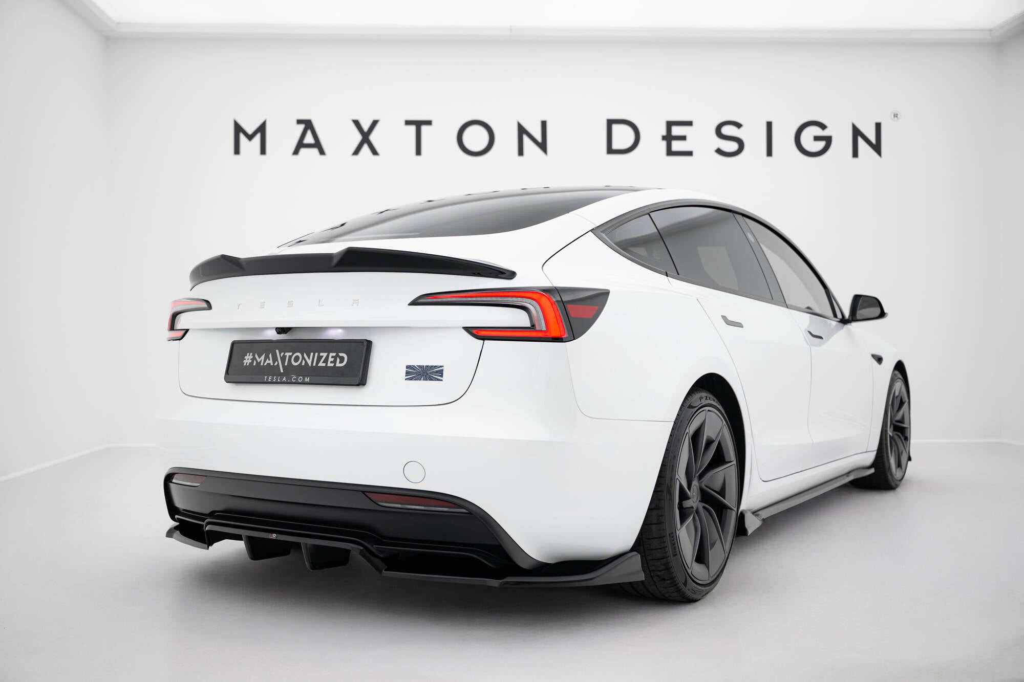 Maxton Design Street+ Mittlerer Diffusor RACE passend für V.1 Tesla Model 3 Performance Mk1 Facelift schwarz Hochglanz