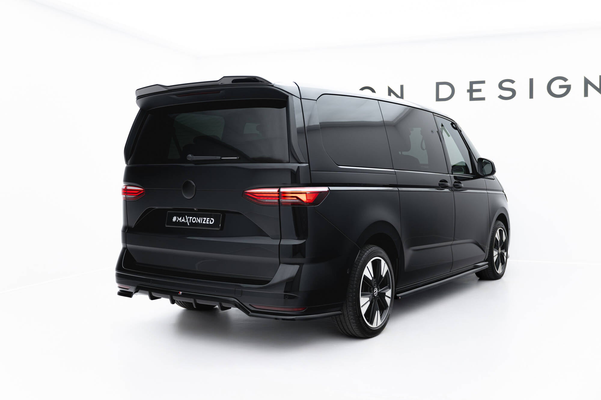 Maxton Design Street+ Mittlerer Diffusor RACE passend für VW Multivan Long T7 schwarz Hochglanz