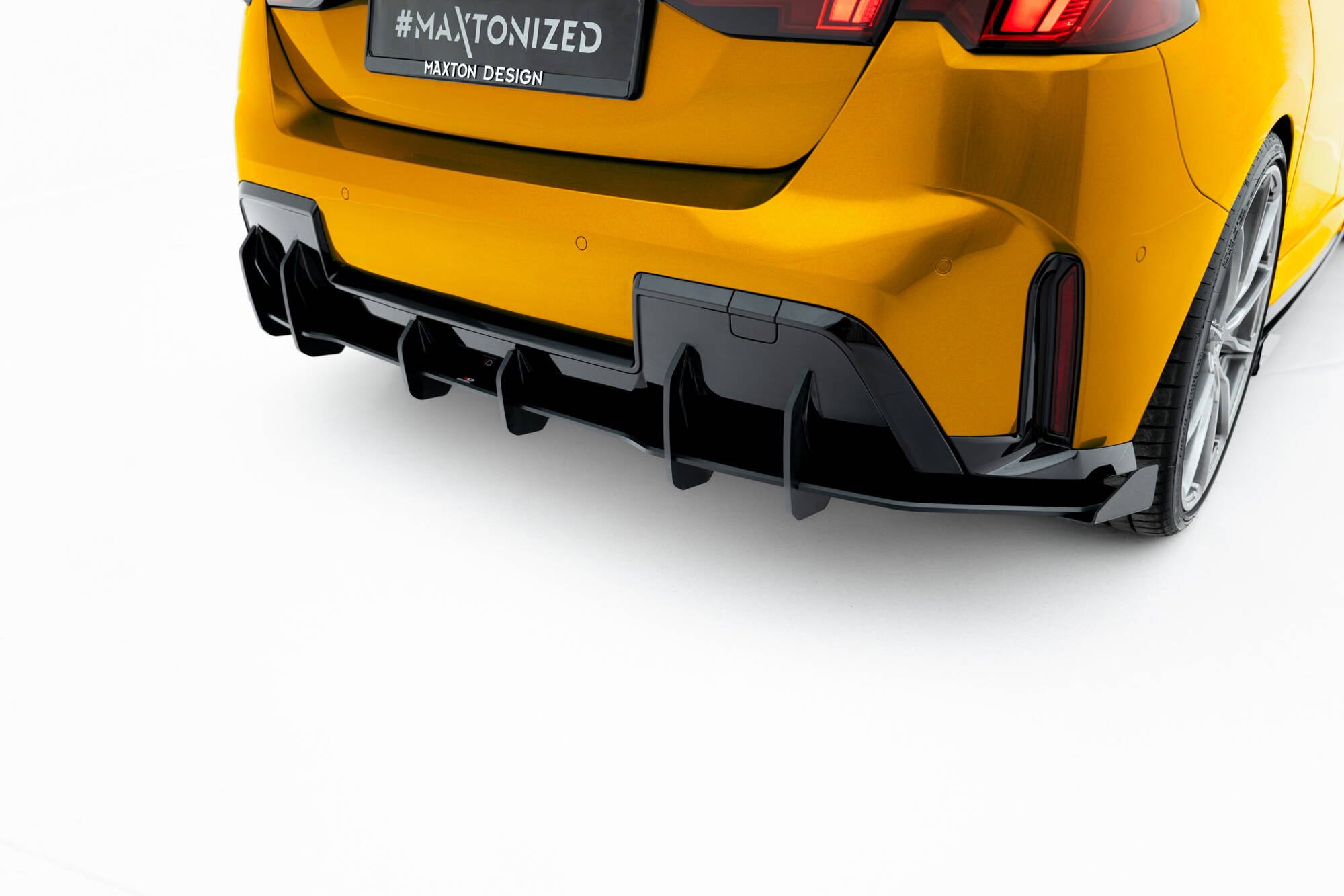 Maxton Design Street Pro Heckschürze + Flaps passend für BMW 1er M-Paket F70 schwarz Hochglanz