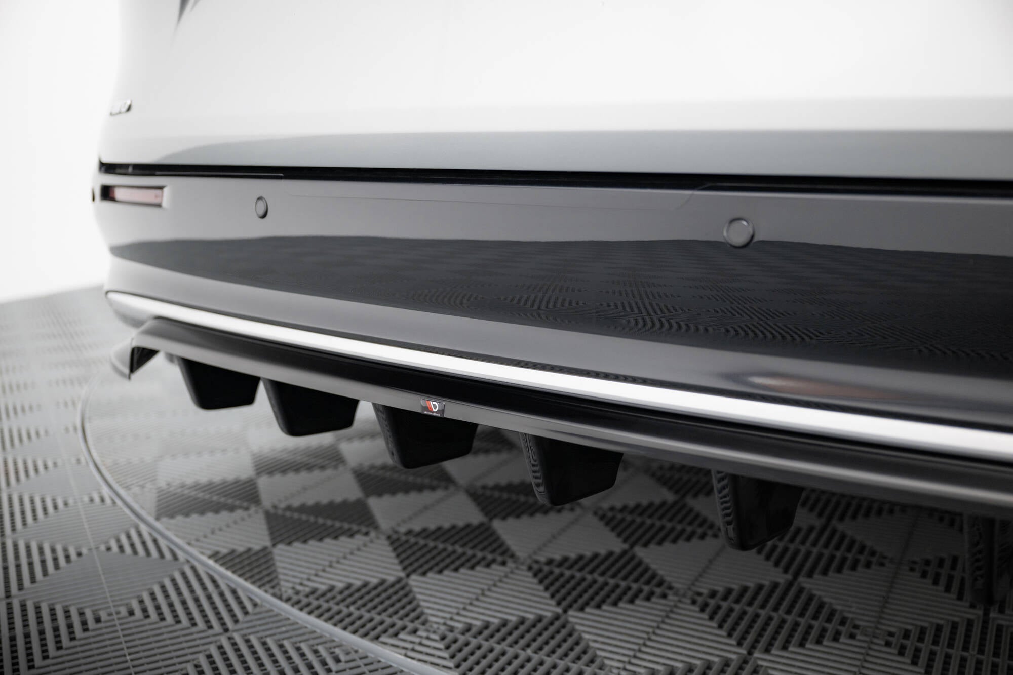 Maxton Design Street+ Mittlerer Diffusor RACE passend für Toyota Sienna Mk4 schwarz Hochglanz
