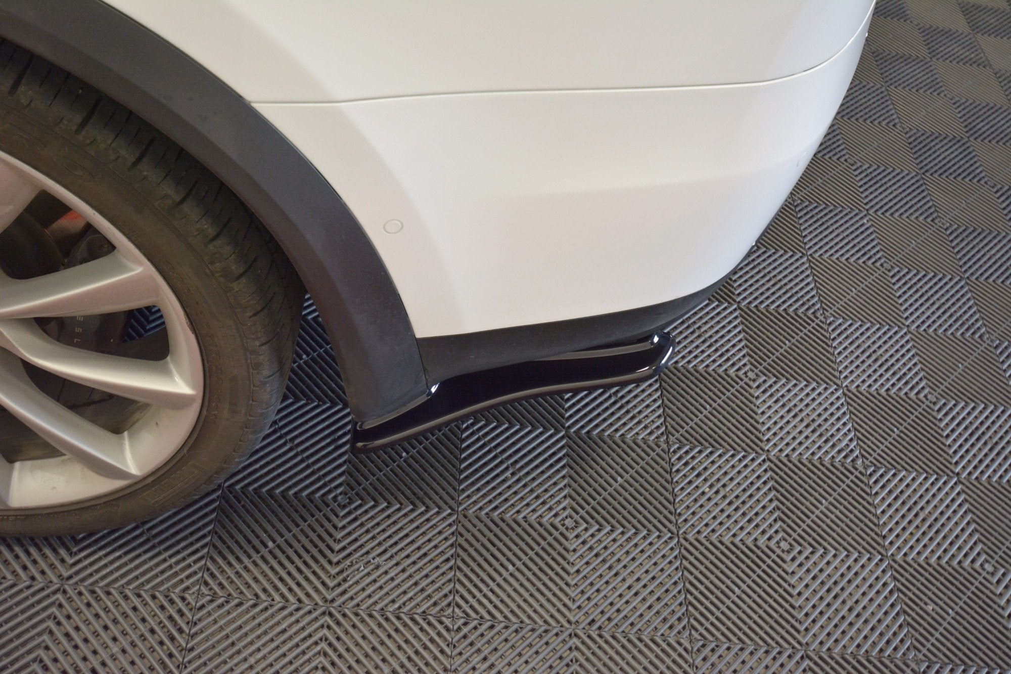 Maxton Design Heck Ansatz Flaps Diffusor V.1 für TESLA MODEL X schwarz matt
