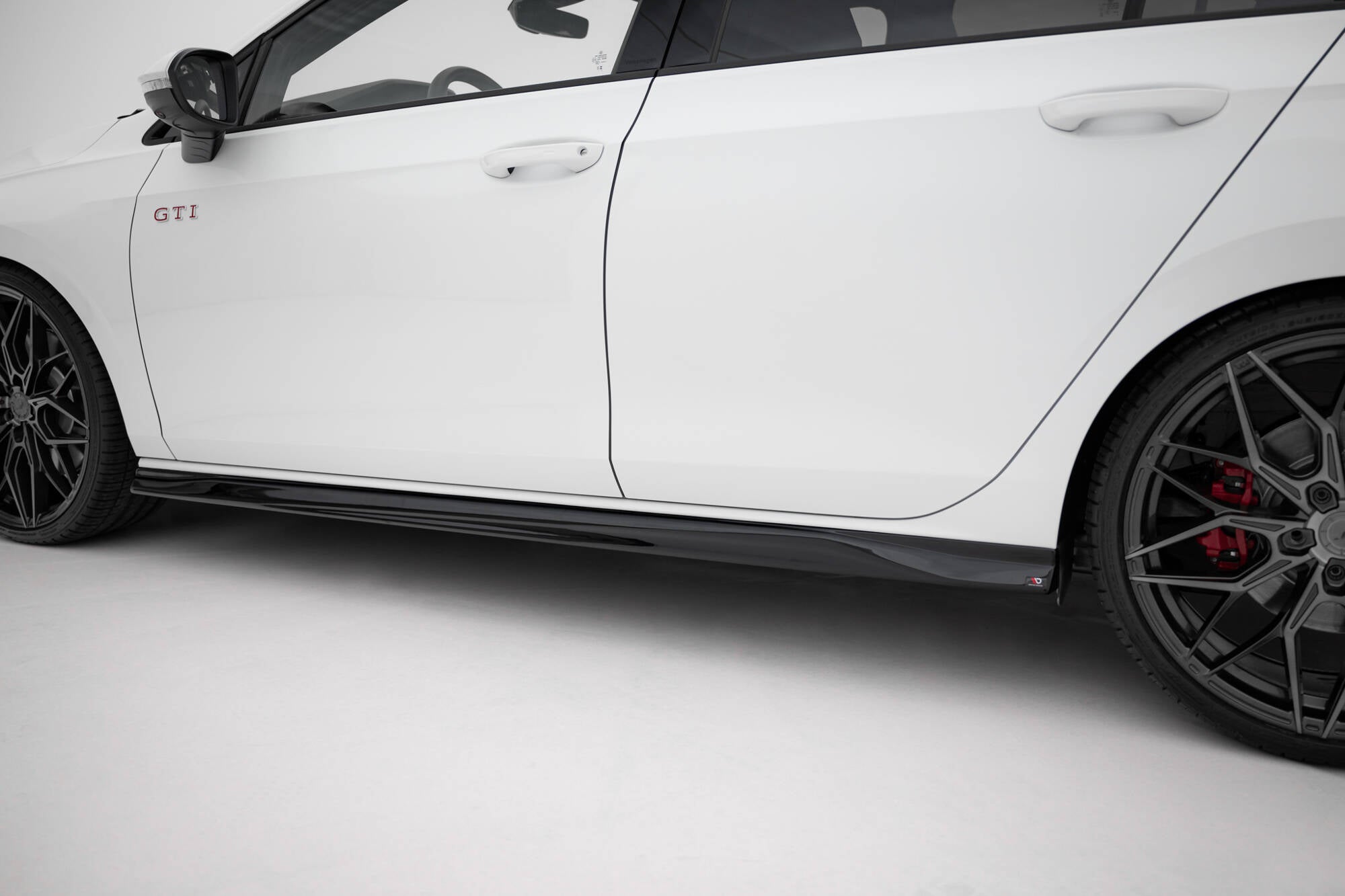 Maxton Design Street+ Seitenschweller Leisten passend für V.3 passend für VW Golf GTI / GTE / GTI Clubsport / GTD / R-Line Mk8 schwarz Hochglanz