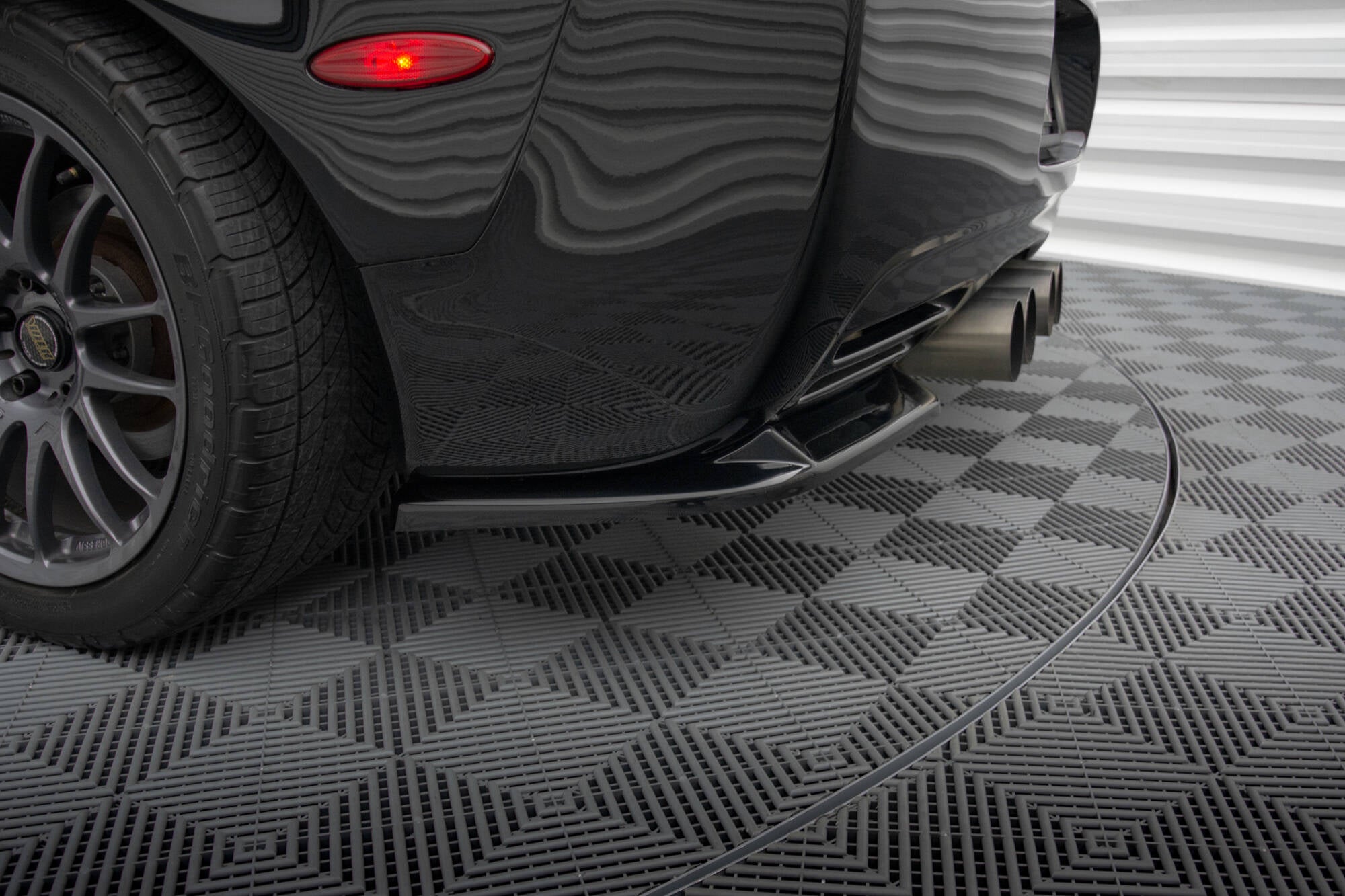 Maxton Design Heck Ansatz Flaps Diffusor passend für Chevrolet Corvette C5 schwarz Hochglanz