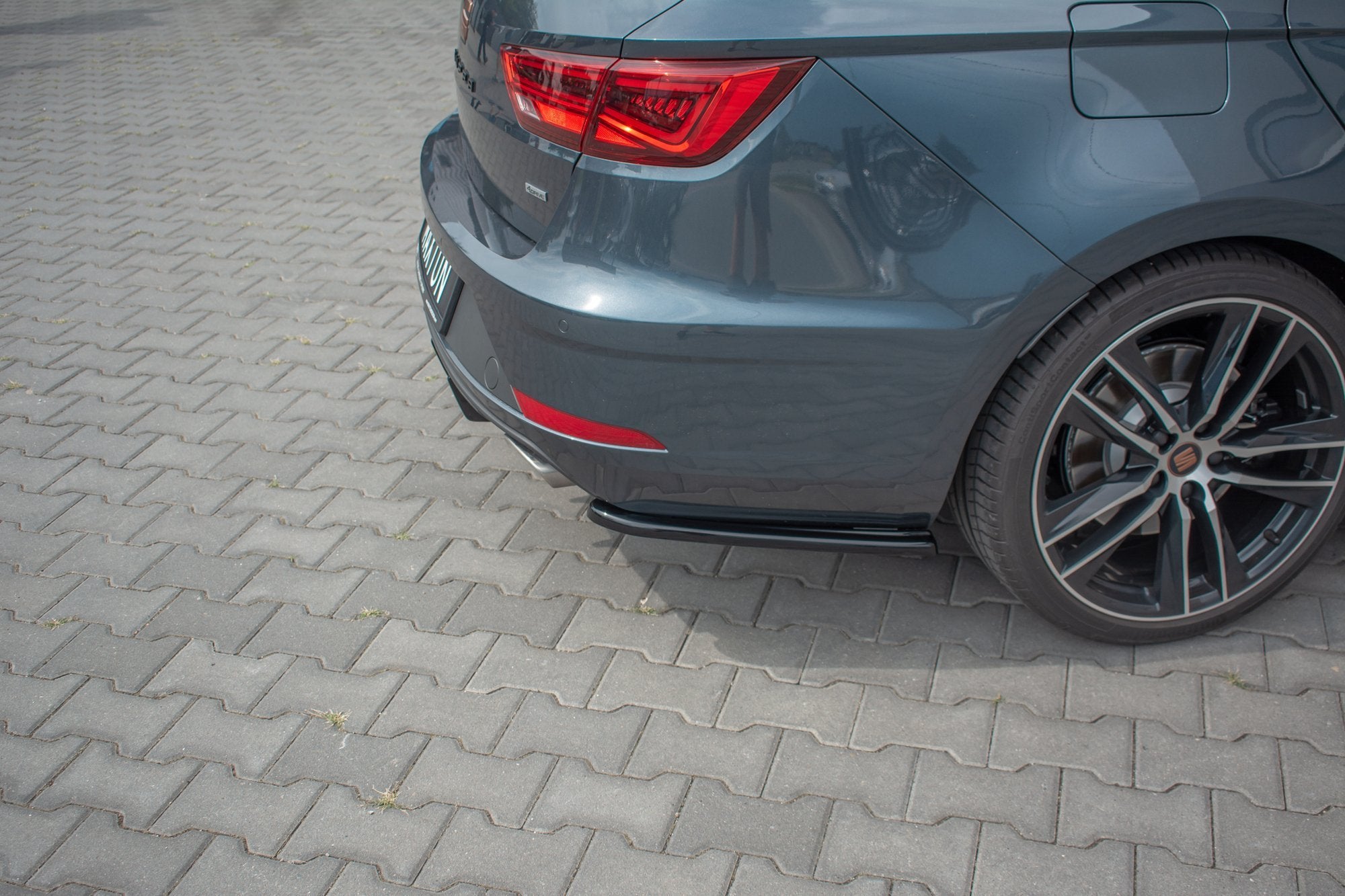 Maxton Design Heck Ansatz Flaps Diffusor V.1 passend für Seat Leon Cupra Mk3 FL Sportstourer schwarz Hochglanz