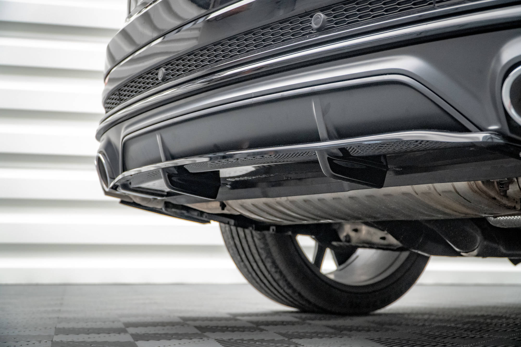 Maxton Design Street+ Mittlerer Diffusor RACE passend für Audi SQ8 Mk1 schwarz Hochglanz