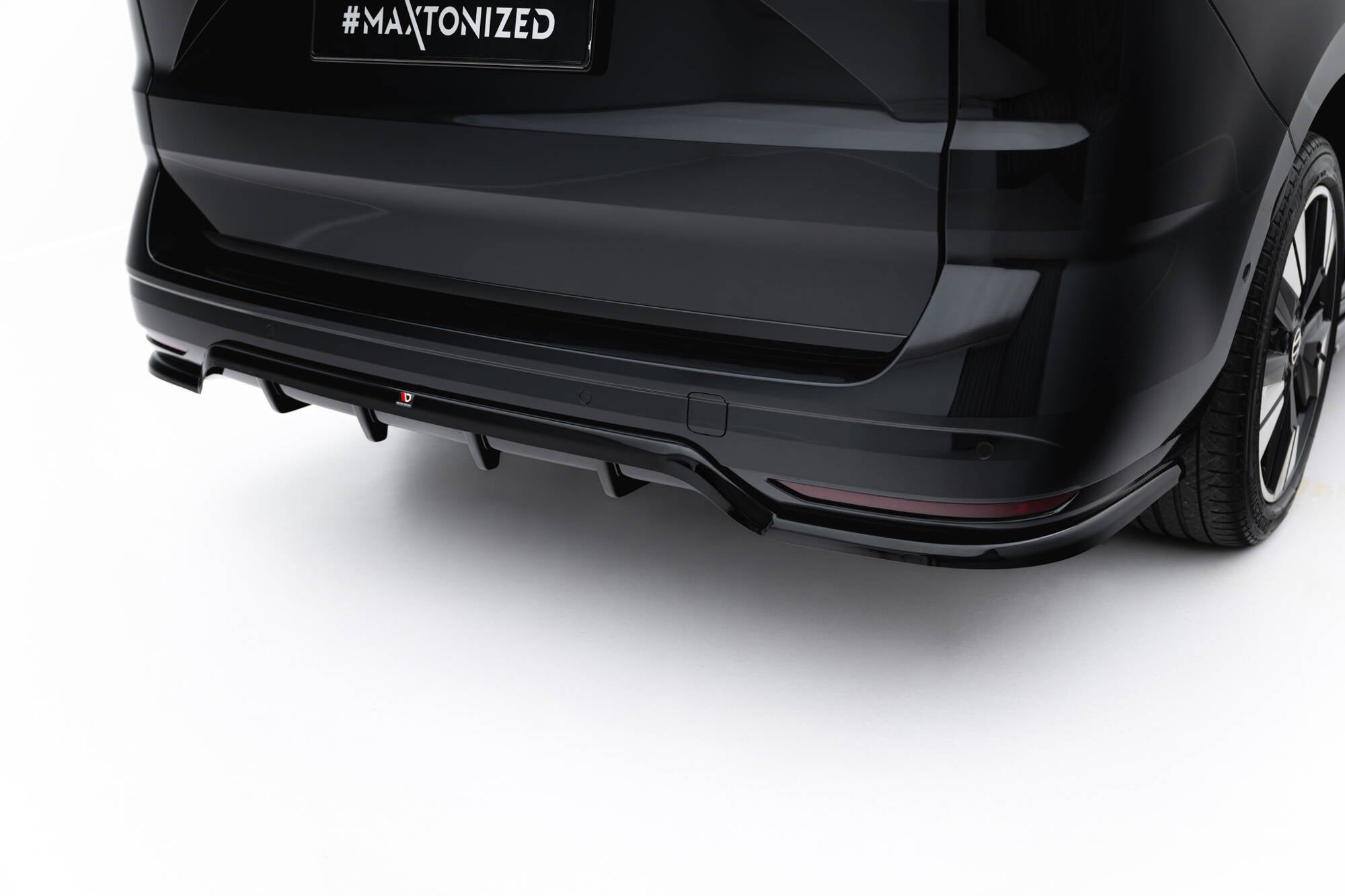 Maxton Design Street+ Mittlerer Diffusor RACE passend für VW Multivan Long T7 schwarz Hochglanz