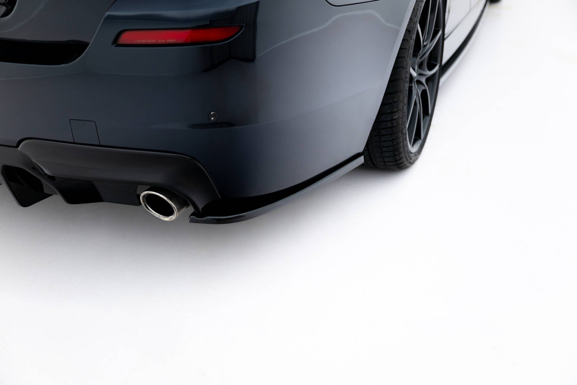 Maxton Design Heck Ansatz Flaps Diffusor V.3 passend für BMW 5er M-Paket F10 / F11 schwarz Hochglanz