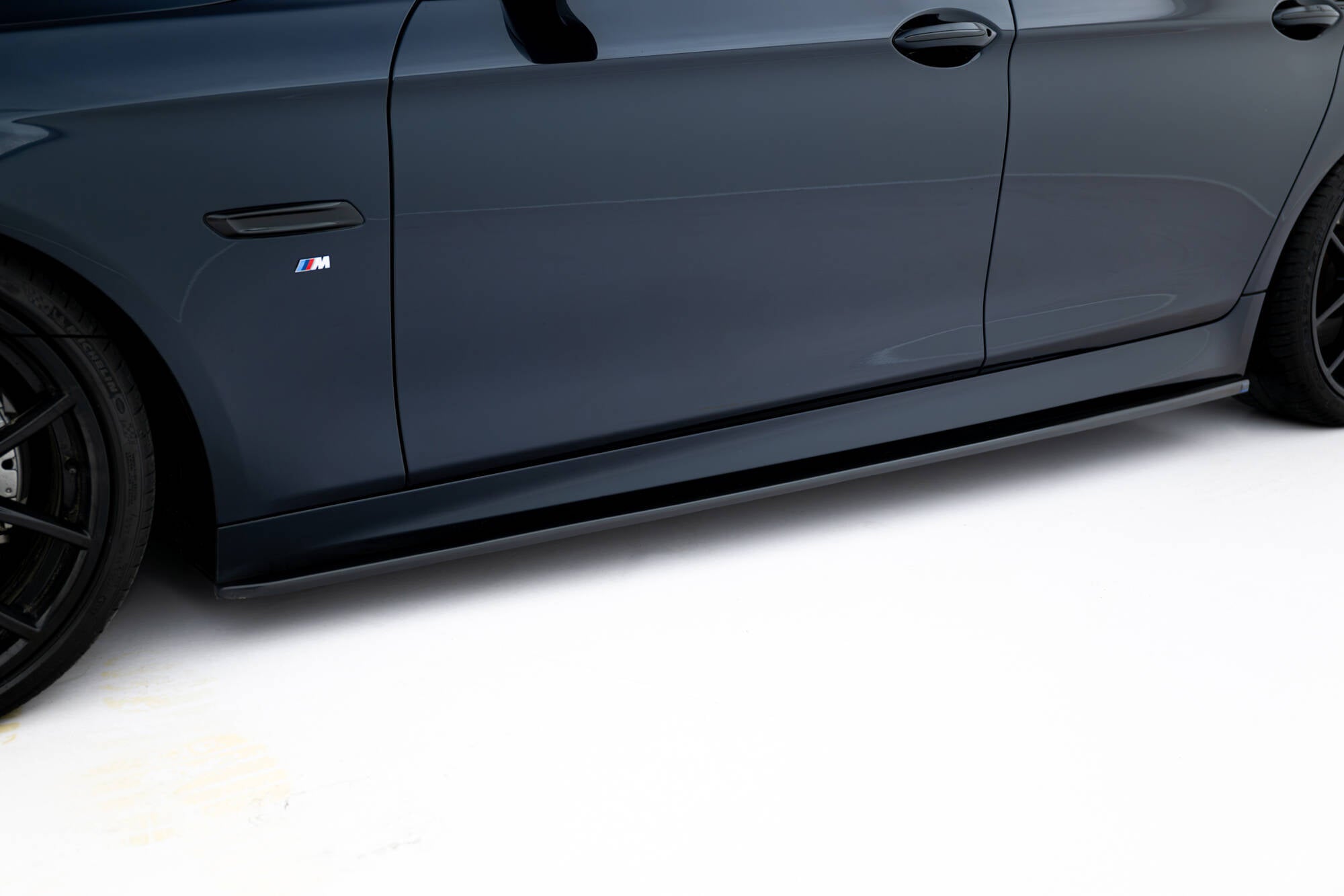 Maxton Design Street+ Seitenschweller Leisten V.2 passend für BMW 5er F10/F11 M-Paket / M5 schwarz Hochglanz