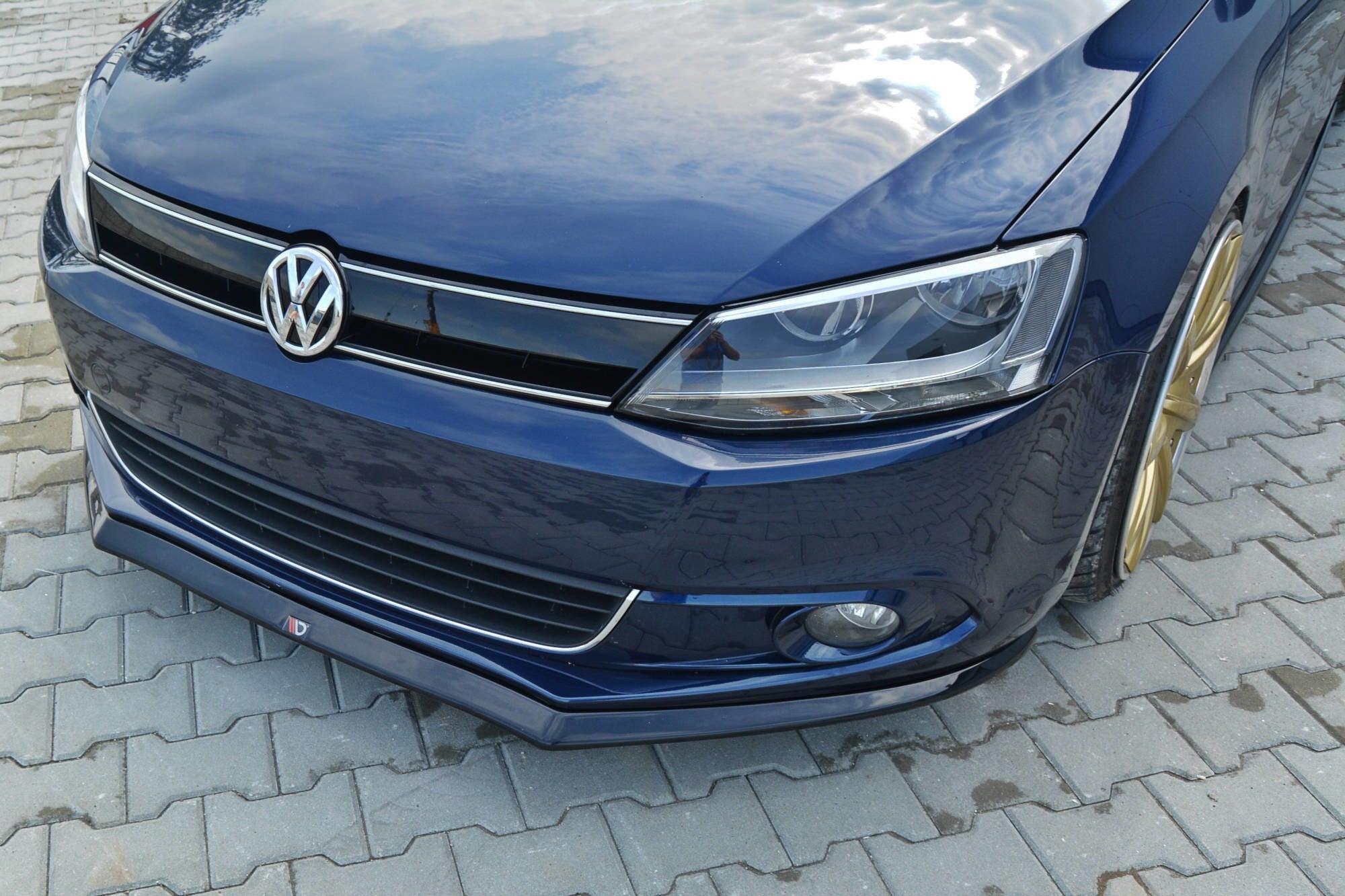 Maxton Design Street+ Spoilerlippe Front Ansatz V.2 passend für VOLKSWAGEN JETTA MK6 SEDAN vor Facelift schwarz Hochglanz
