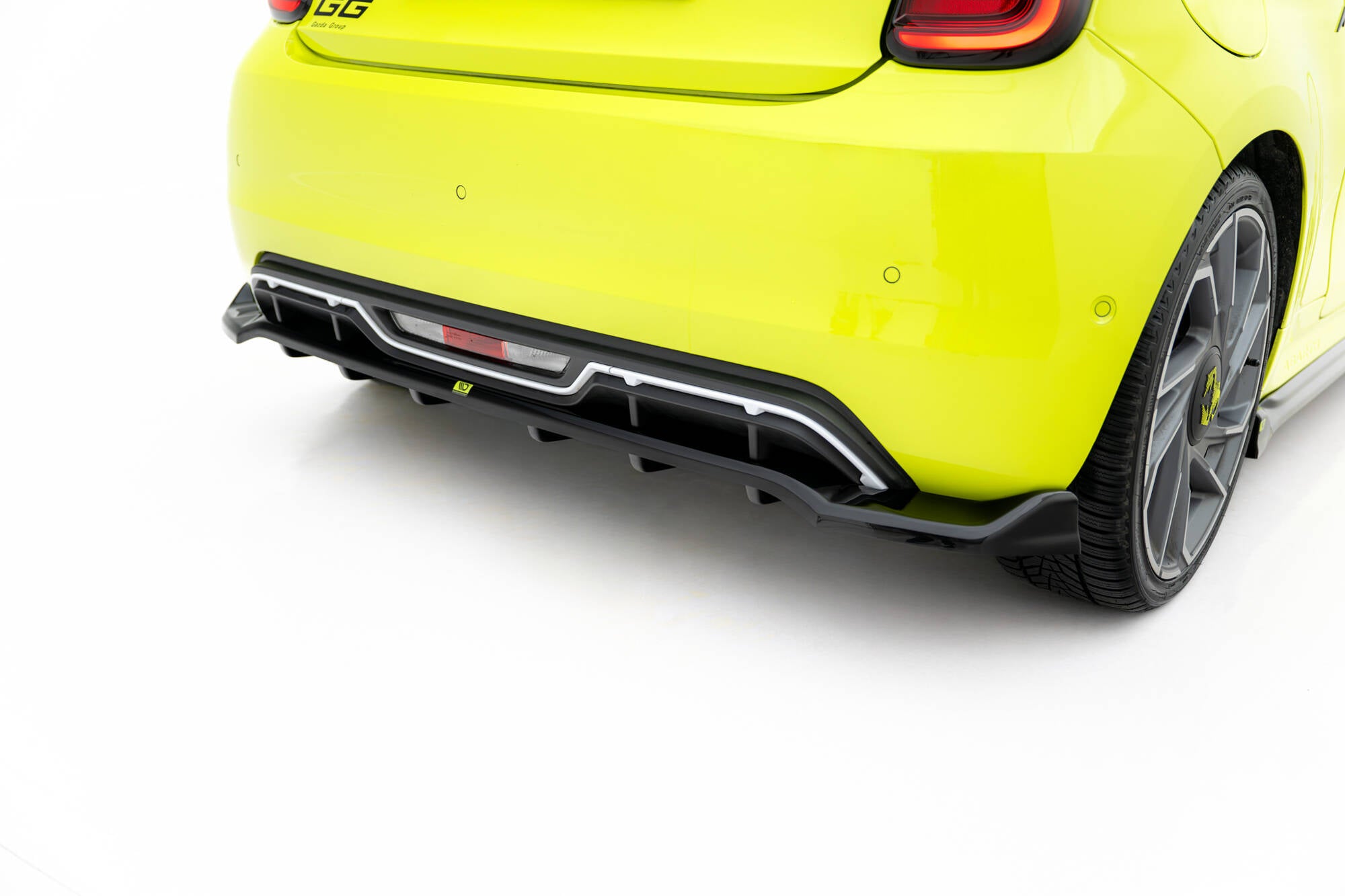 Maxton Design Street+ Mittlerer Diffusor RACE passend für Abarth 500e schwarz Hochglanz