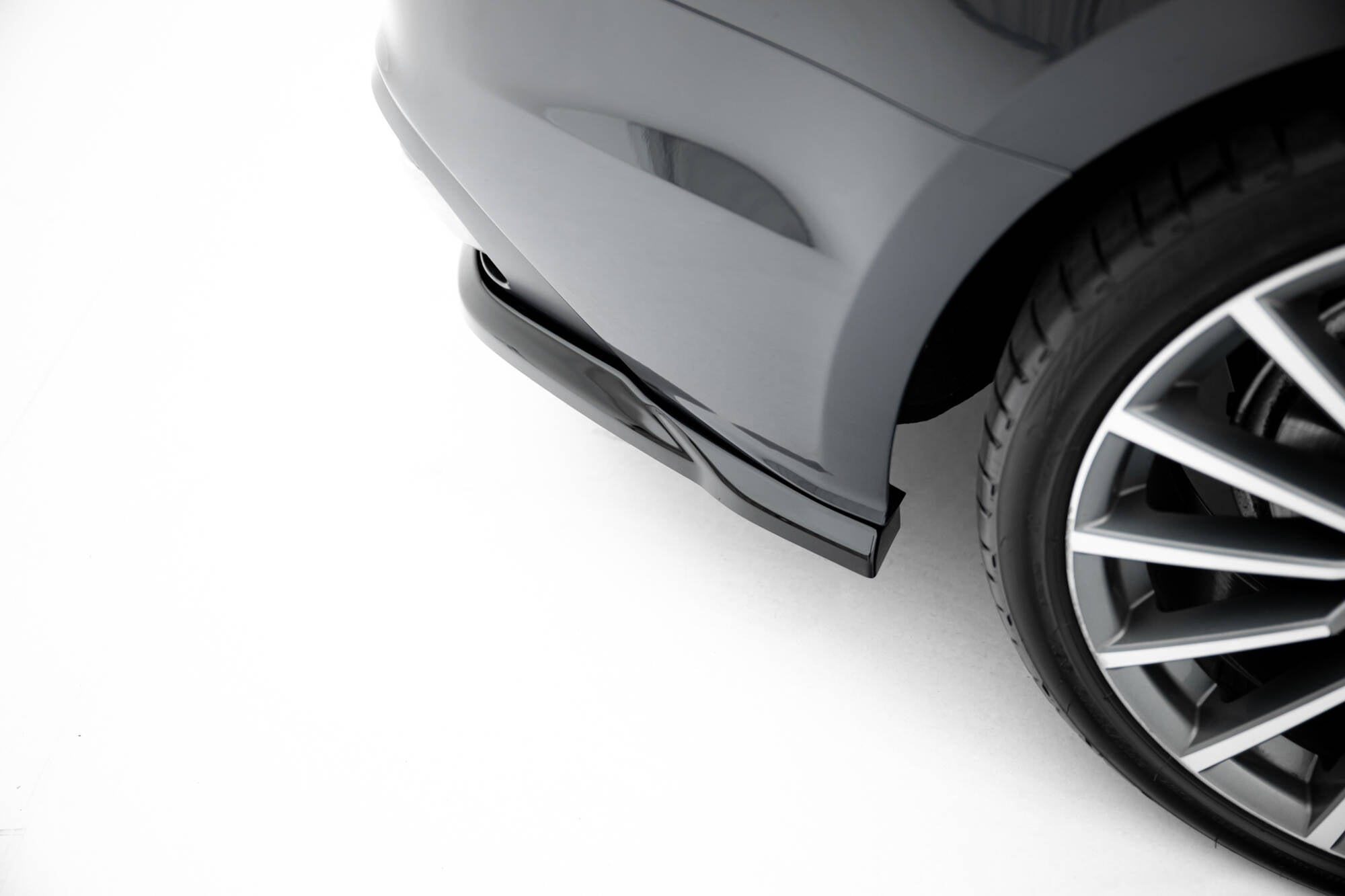 Maxton Design Street+ Mittlerer Diffusor RACE passend für Audi A5 F5 Facelift schwarz Hochglanz