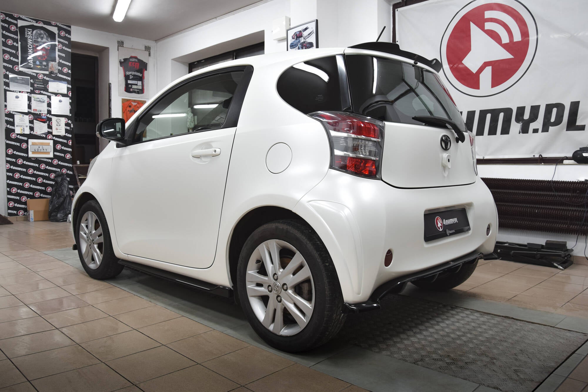 Maxton Design Street+ Mittlerer Diffusor RACE passend für Toyota IQ schwarz Hochglanz