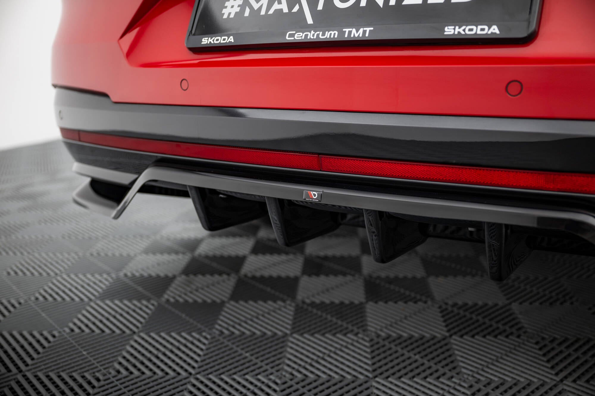 Maxton Design Street+ Mittlerer Diffusor RACE passend für Skoda Enyaq Coupe iV RS schwarz Hochglanz