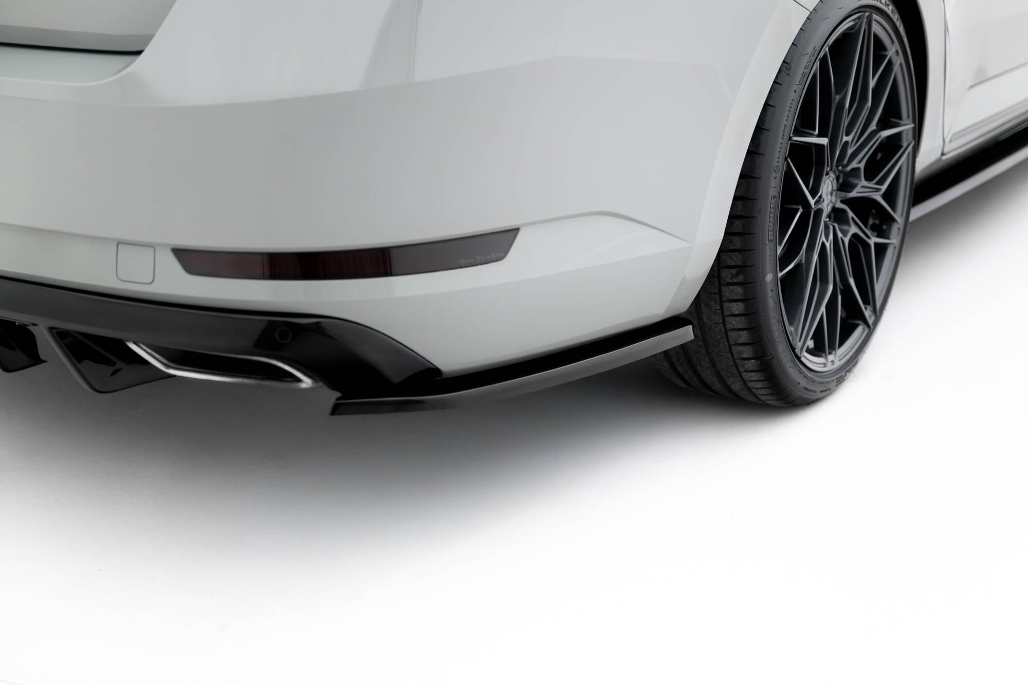 Maxton Design Heck Ansatz Flaps Diffusor V.3 passend für Skoda Superb Liftback / Combi Mk3 schwarz Hochglanz
