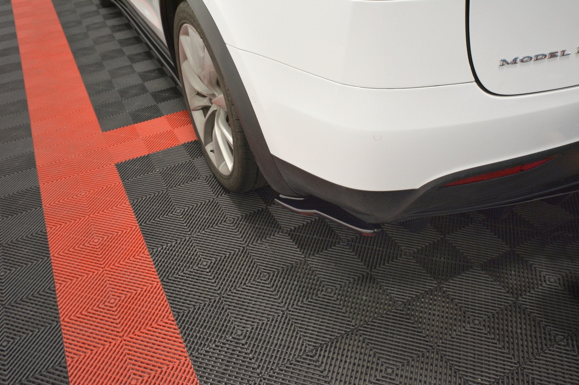 Maxton Design Heck Ansatz Flaps Diffusor V.2 passend für TESLA MODEL X schwarz Hochglanz