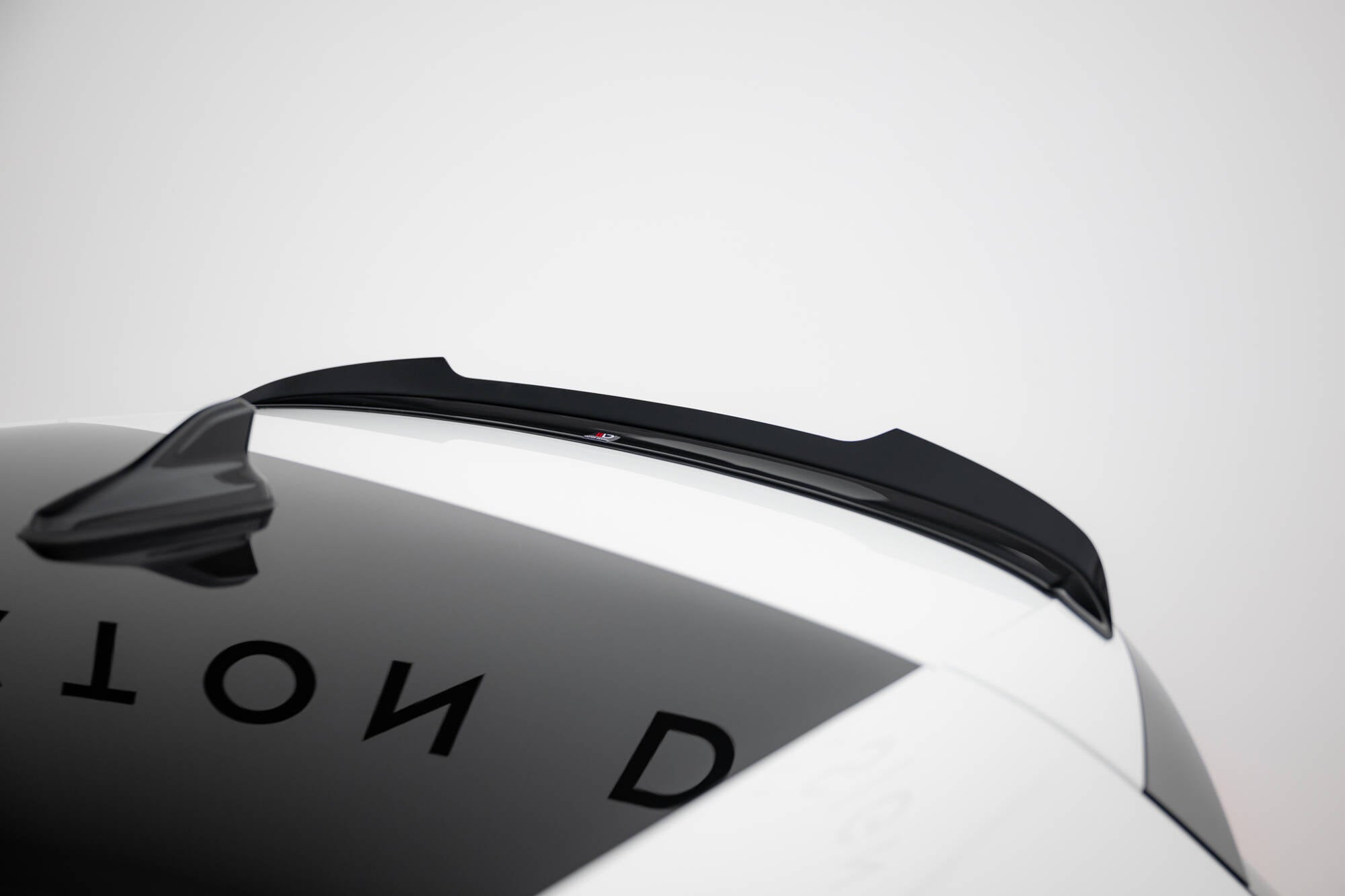 Maxton Design Spoiler CAP V.1 passend für VW Golf GTI / GTE / GTD / R-Line / R Mk8 schwarz Hochglanz