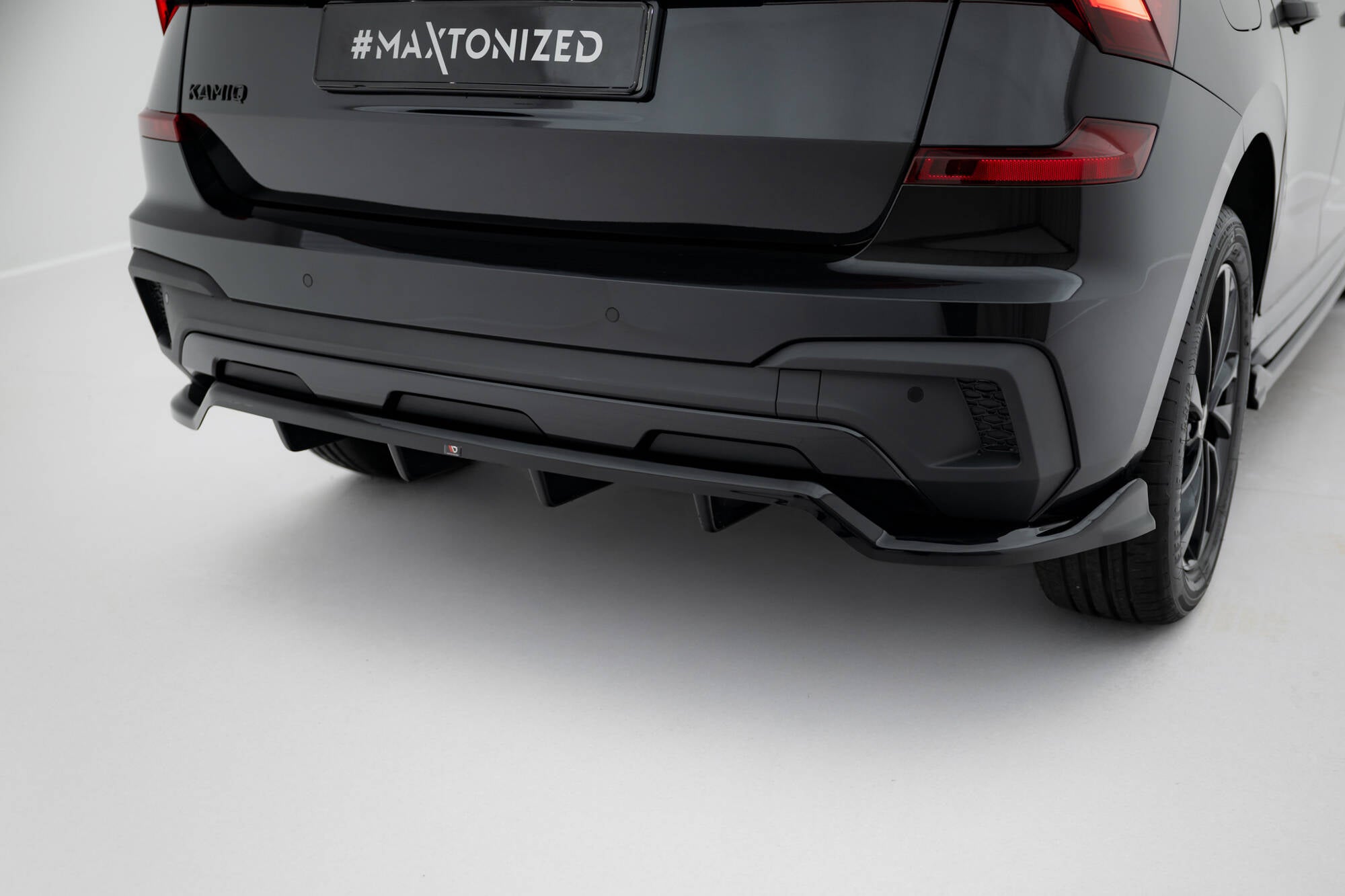 Maxton Design Street+ Mittlerer Diffusor RACE passend für Skoda Kamiq Monte Carlo Mk1 Facelift schwarz Hochglanz