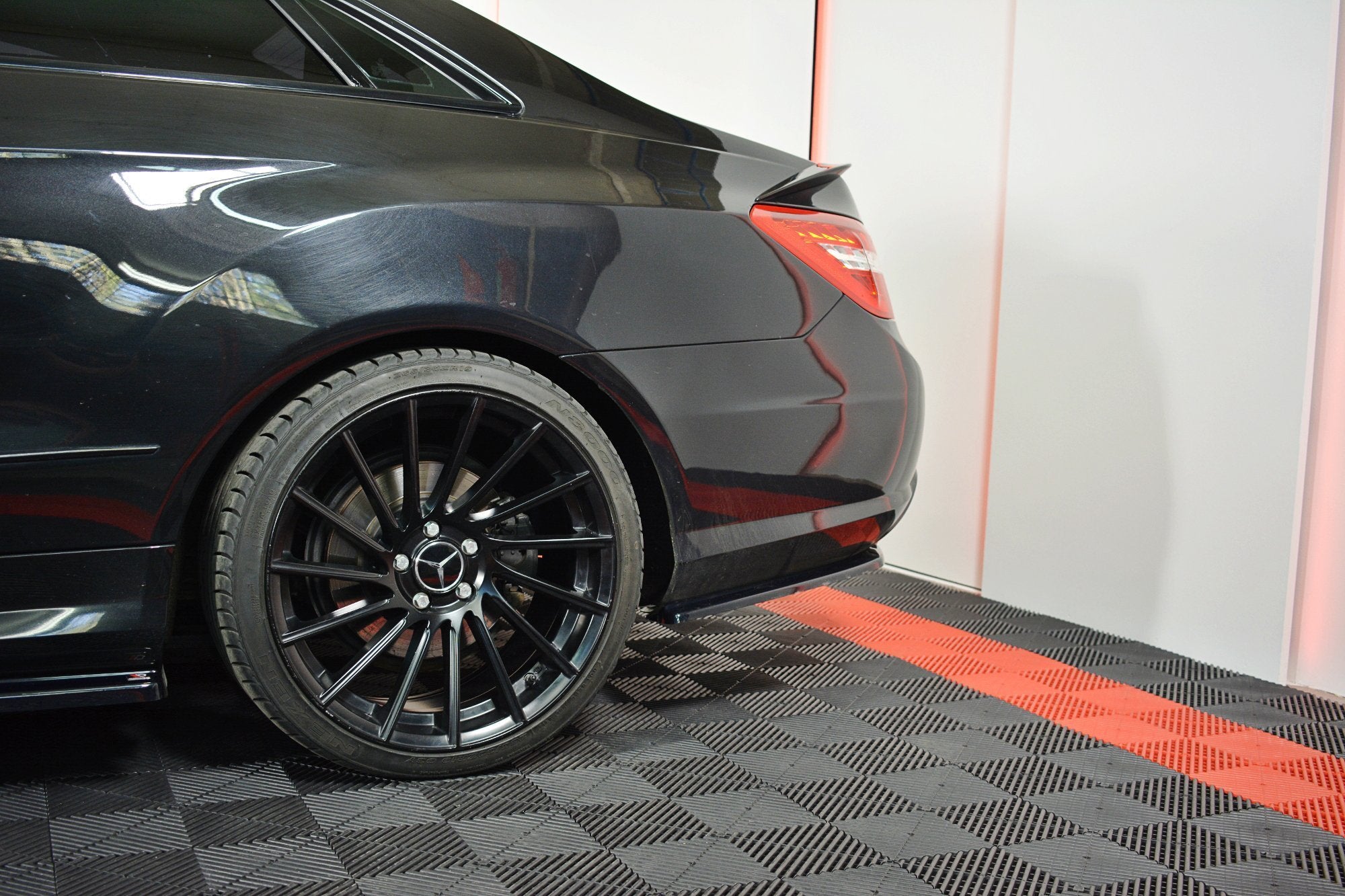 Maxton Design Splitter / Diffusor Heck Ansatz passend für Mercedes-Benz E-Klasse W207 Coupe AMG-Line schwarz Hochglanz