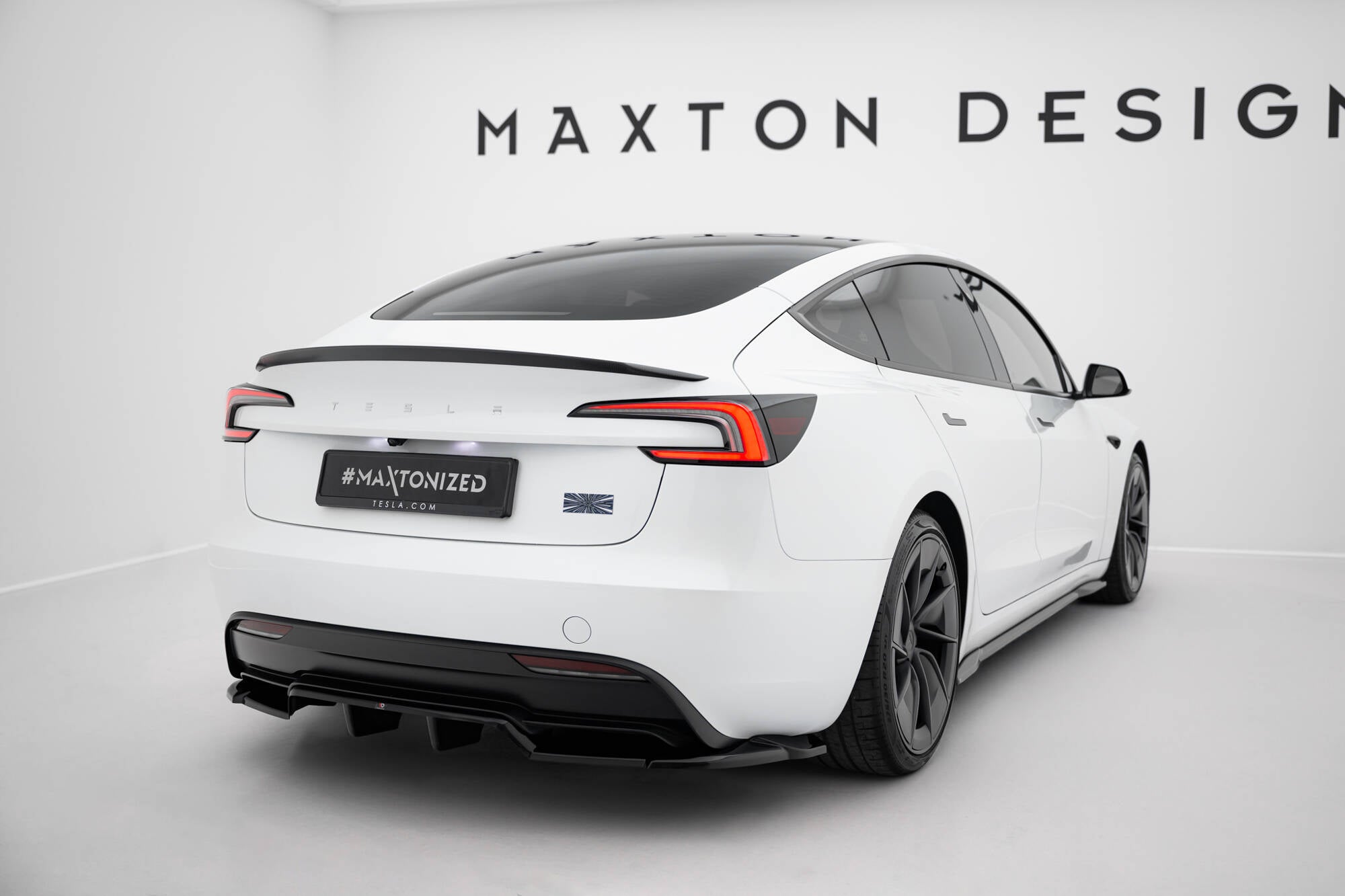 Maxton Design Street+ Mittlerer Diffusor RACE V.2 passend für Tesla Model 3 Performance Mk1 Facelift schwarz Hochglanz
