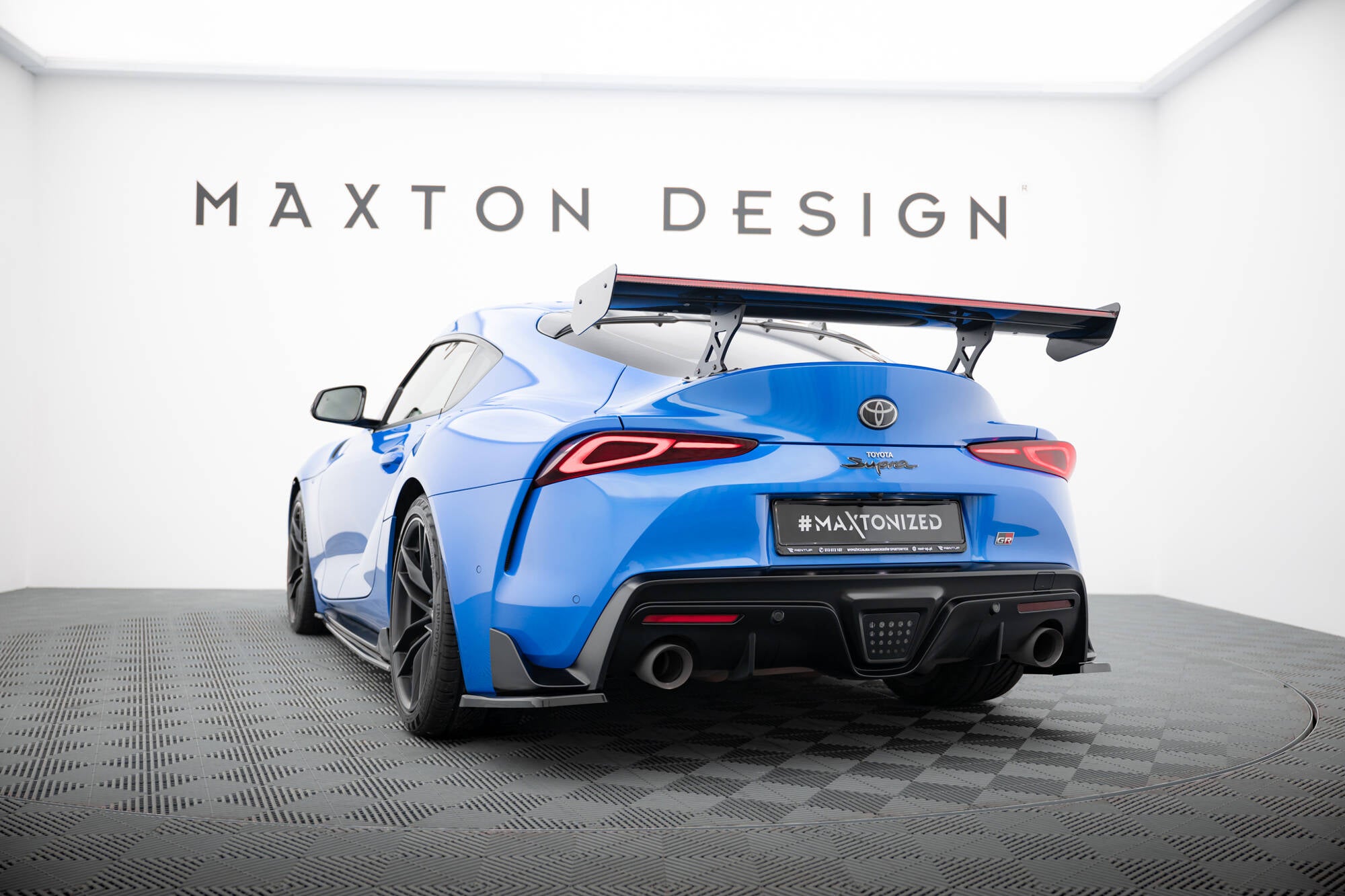 Maxton Design Carbon Spoiler With External Brackets Uprights + LED Toyota Supra Mk5 für Toyota Supra Mk5