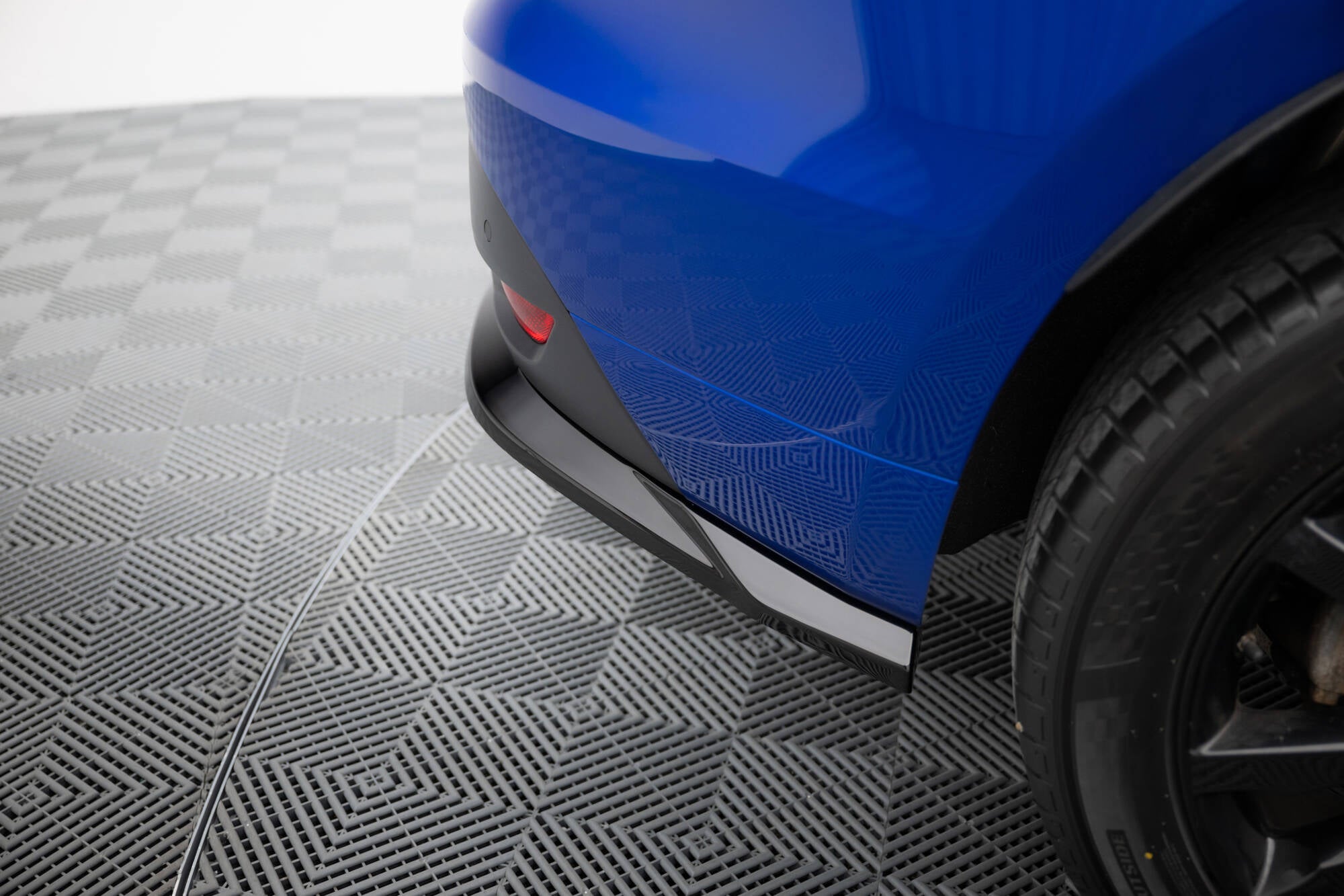 Maxton Design Street+ Mittlerer Diffusor RACE passend für Jaguar F-Pace R-Sport X761 schwarz Hochglanz