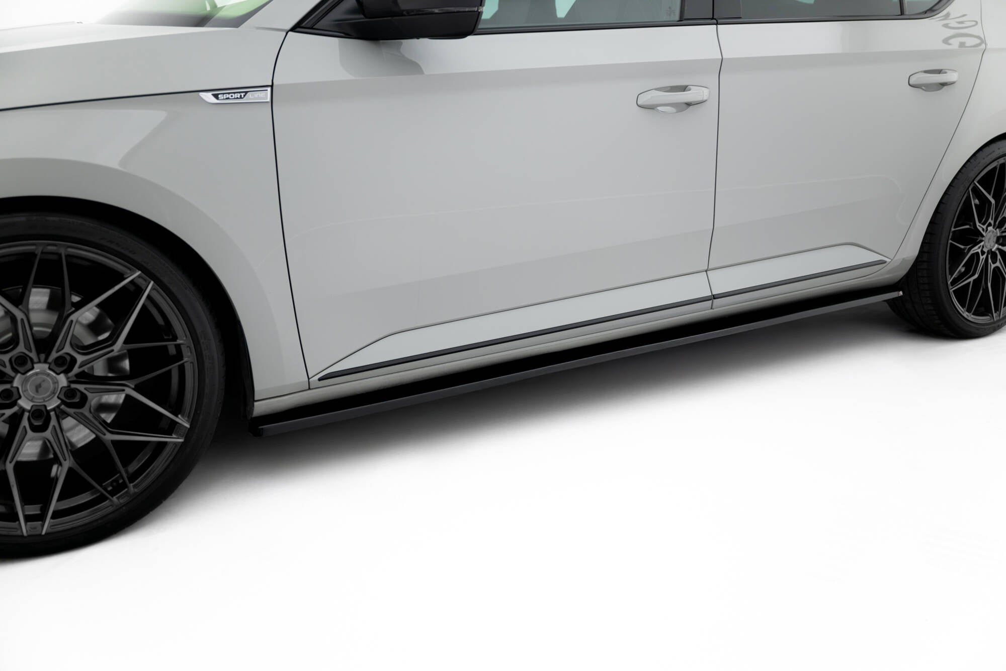 Maxton Design Street+ Seitenschweller Leisten passend für Skoda Superb Liftback / Combi Mk3 schwarz Hochglanz