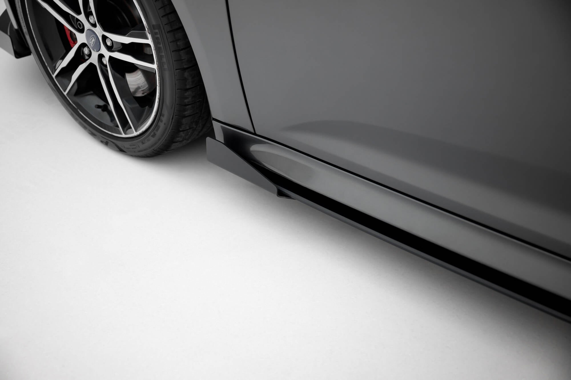 Maxton Design Street Pro Street+ Seitenschweller Leisten + Flaps passend für Ford Focus ST Mk3 Facelift schwarz Hochglanz