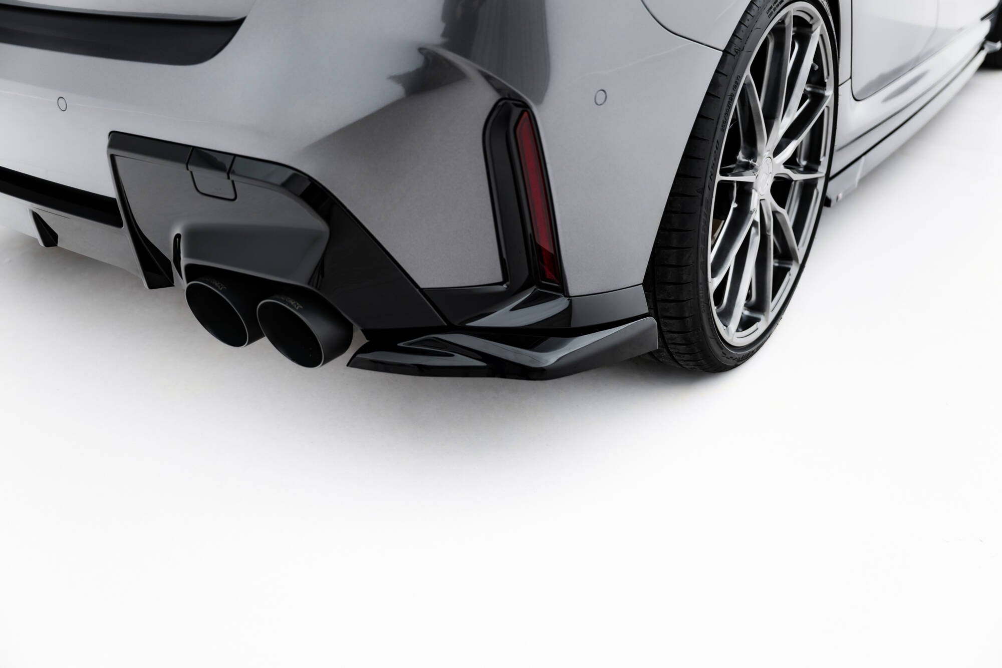 Maxton Design Heck Ansatz Flaps Diffusor V.5 passend für BMW M135i F70 schwarz Hochglanz