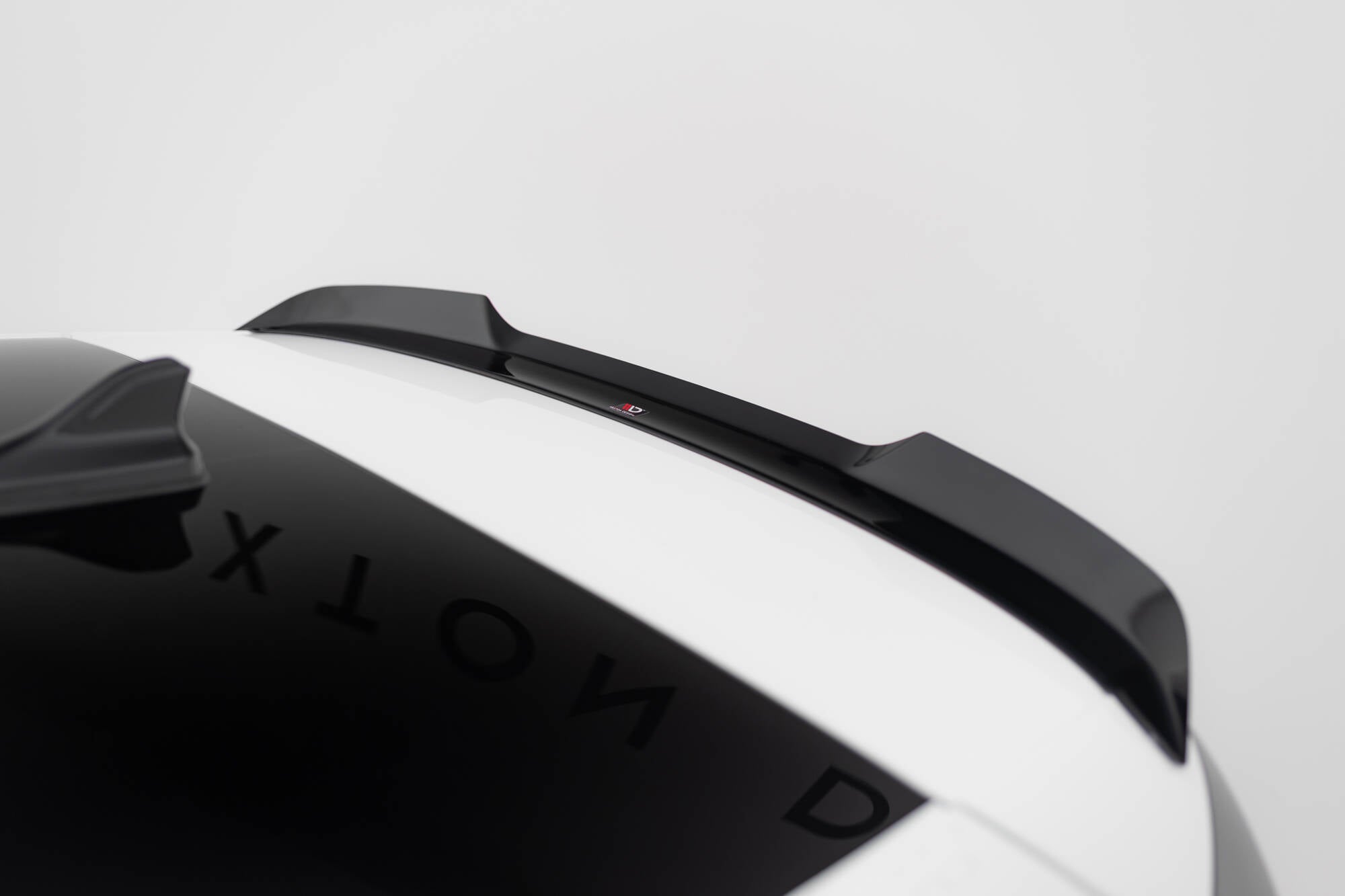Maxton Design Spoiler CAP V.2 passend für VW Golf GTI / GTE / GTD / R-Line / R Mk8 schwarz Hochglanz