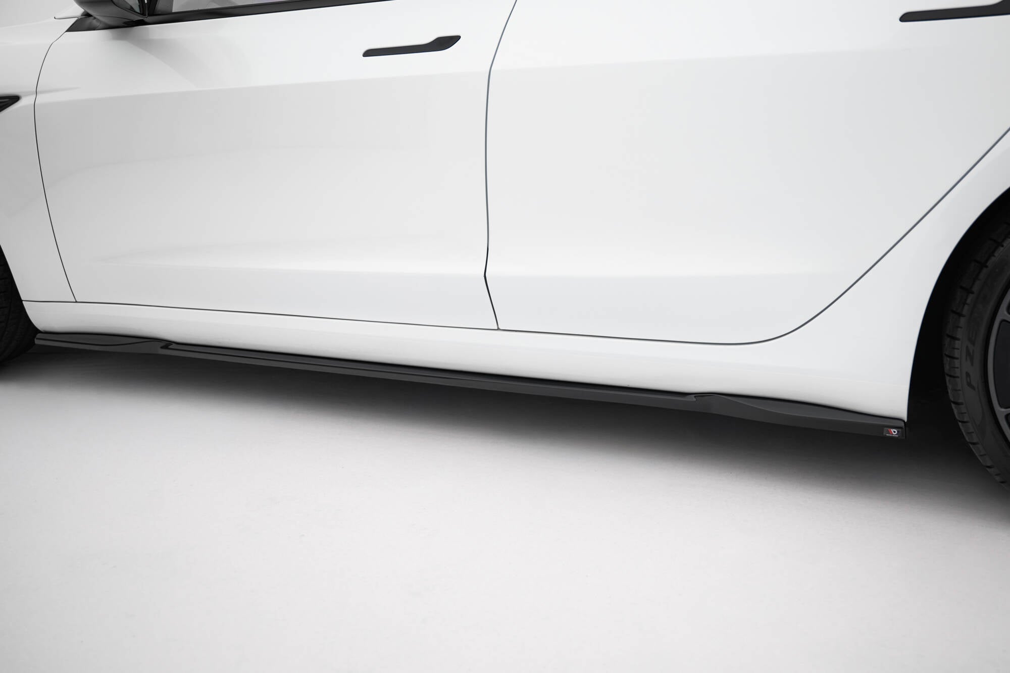 Maxton Design Street+ Seitenschweller Leisten V.2 passend für Tesla Model 3 Performance Mk1 Facelift schwarz Hochglanz