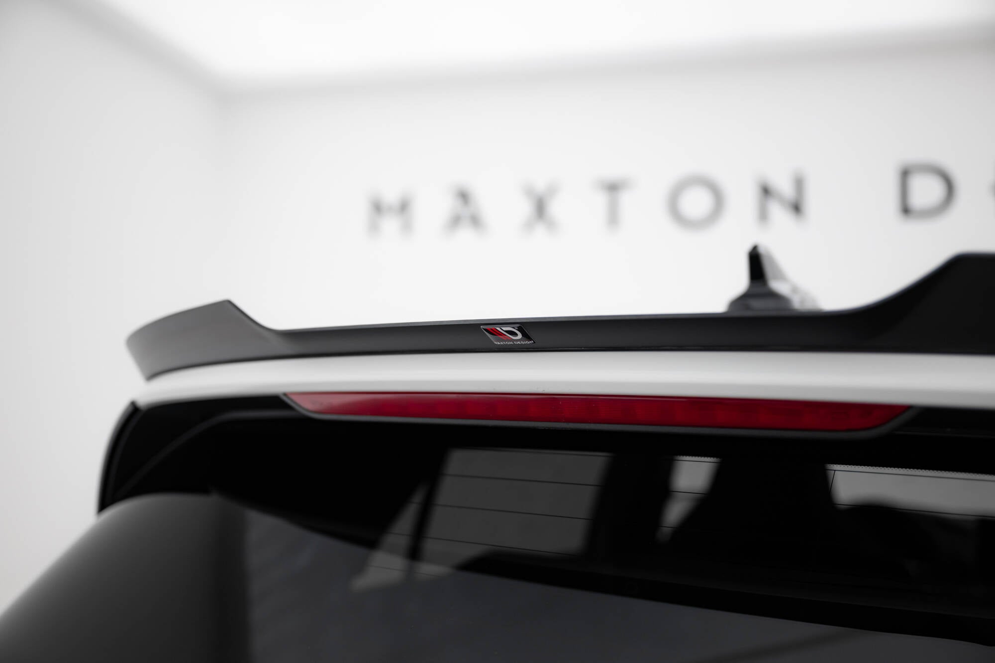 Maxton Design Spoiler CAP V.2 passend für VW Golf GTI / GTE / GTD / R-Line / R Mk8 schwarz Hochglanz