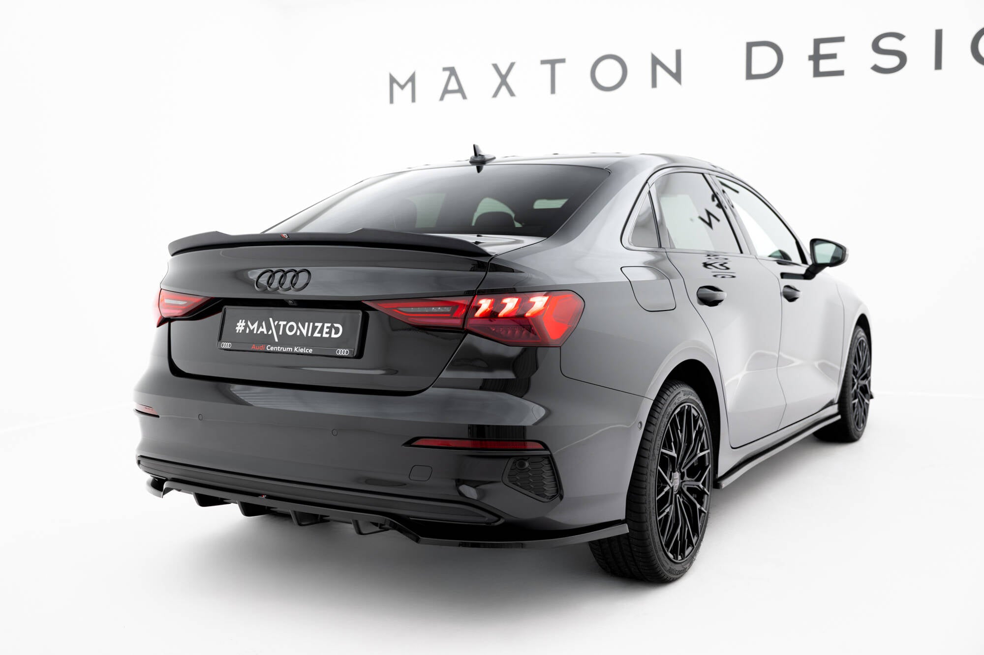 Maxton Design Street+ Mittlerer Diffusor RACE passend für Audi A3 Limousine 8Y schwarz Hochglanz