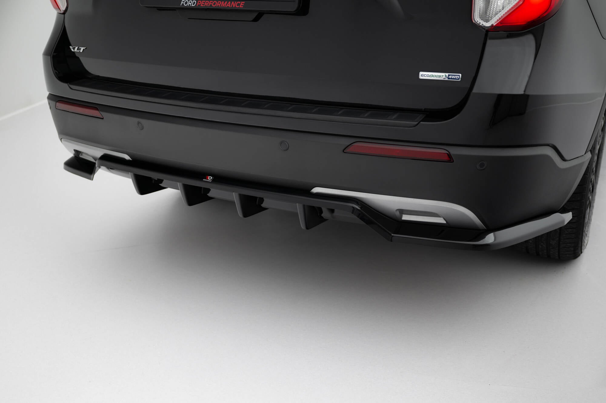 Maxton Design Street+ Mittlerer Diffusor RACE passend für Ford Explorer XLT Mk6 schwarz Hochglanz