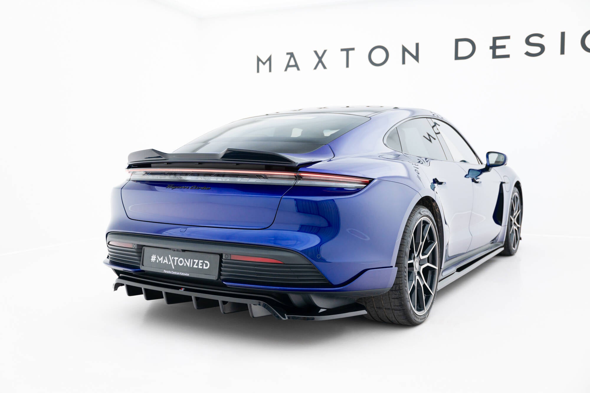 Maxton Design Street+ Mittlerer Diffusor RACE passend für Porsche Taycan Turbo S Mk1 schwarz Hochglanz
