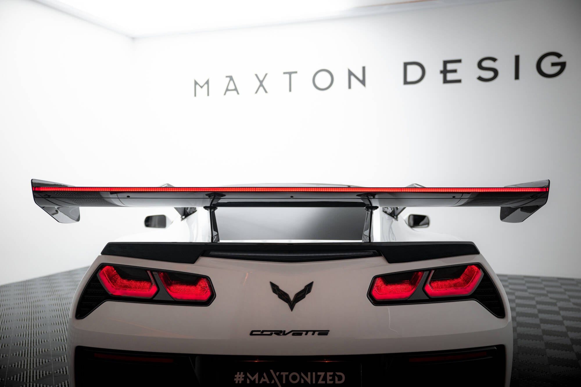 Maxton Design Carbon Spoiler With Upper Swan Mounting + LED Chevrolet Corvette Stingray / Grand Sport C7 für Chevrolet Corvette C7