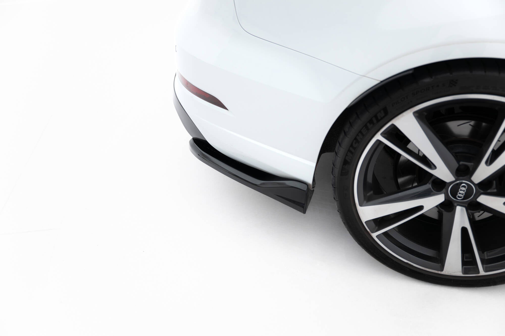 Maxton Design Heck Ansatz Flaps Diffusor V.5 passend für Audi RS3 Limousine 8V Facelift schwarz Hochglanz