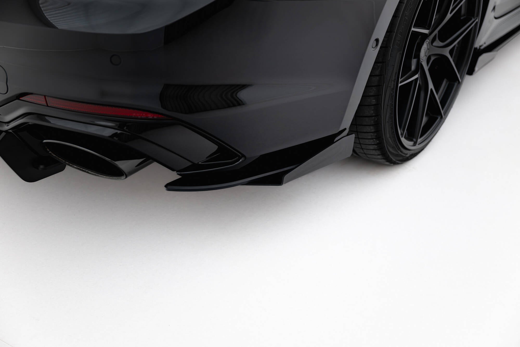Maxton Design Hintere Seiten Flaps passend für Audi RS5 Coupe / Sportback F5 schwarz Hochglanz