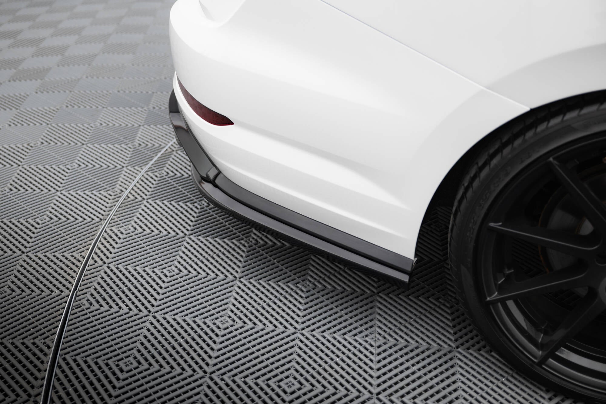 Maxton Design Heck Ansatz Flaps Diffusor passend für VW Jetta GLI Mk7 schwarz Hochglanz