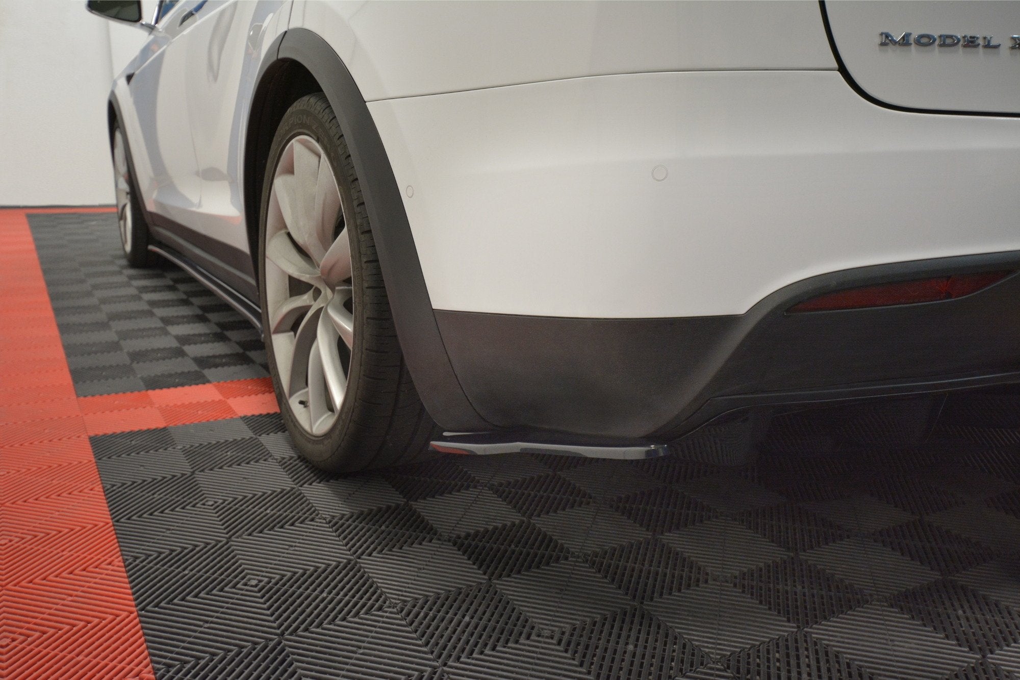 Maxton Design Heck Ansatz Flaps Diffusor V.2 passend für TESLA MODEL X schwarz Hochglanz