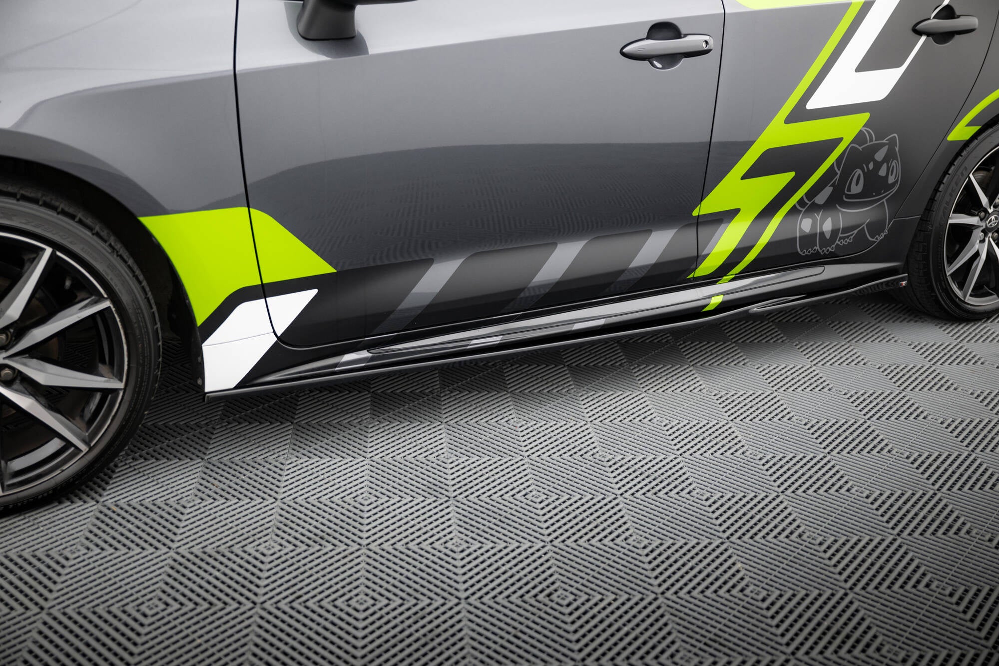 Maxton Design Street+ Seitenschweller Leisten passend für Toyota Corolla GR Sport Touring Sports XII schwarz Hochglanz