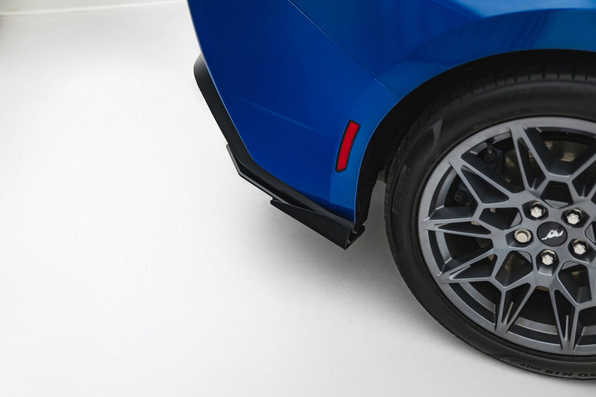 Maxton Design Street Pro Heck Ansatz Flaps Diffusor + Flaps passend für Ford Mustang GT Mk7 schwarz Hochglanz
