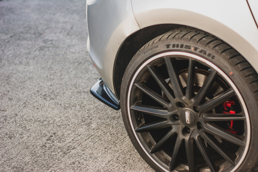Maxton Design Heck Ansatz Flaps Diffusor V.2 passend für VW Golf 7 GTI schwarz Hochglanz